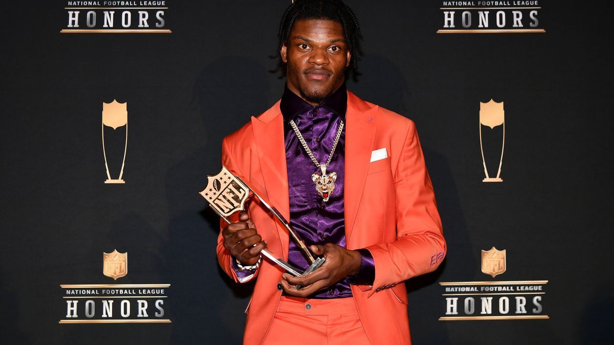 NFL, American Football Herren, USA Super Bowl LIV-NFL Honors, Feb 1, 2020; Miami, Florida, USA; Baltimore Ravens Lamar Jackson poses for a photo after receiving the AP Most Valuable Player presente...