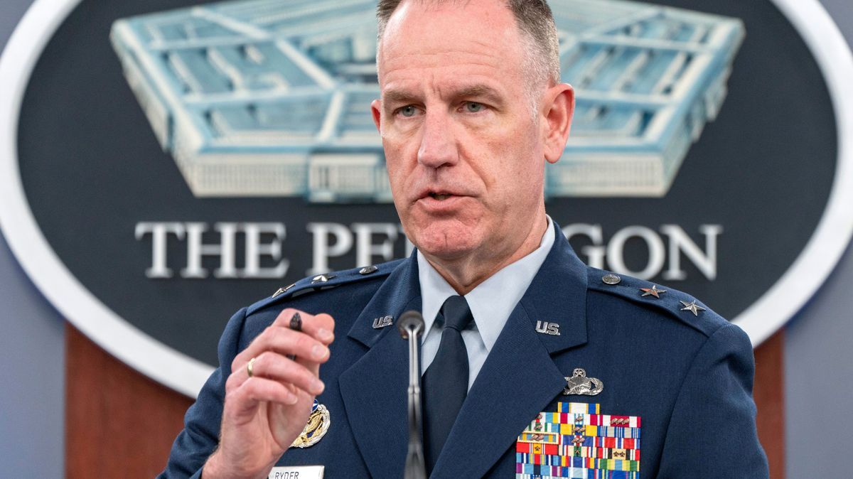 Pentagon-Pressesprecher Air Force Generalmajor Pat Ryder spricht auf einer Pressekonferenz im Pentagon.