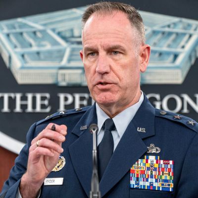 Pentagon-Pressesprecher Air Force Generalmajor Pat Ryder spricht auf einer Pressekonferenz im Pentagon.