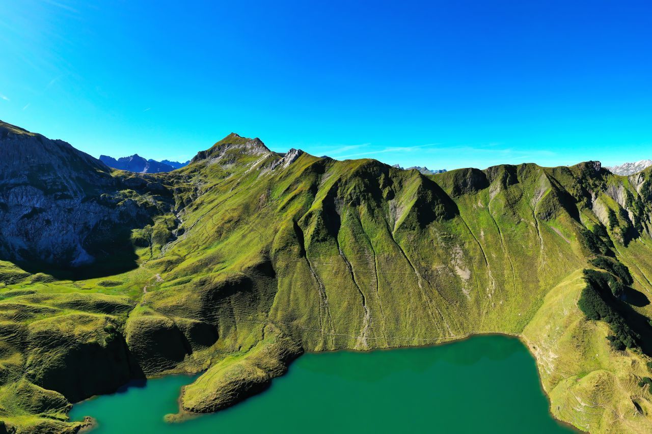 Die Naturschutzgebiete Allgäuer Hochalpen und Karwendel umfassen 20.797 beziehungsweise 19.348 Hektar.