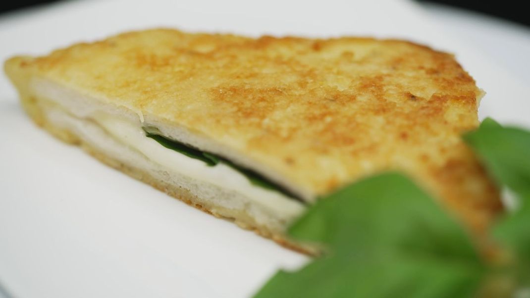 Käse-Sandwich auf italienisch: Wir zeigen, wie du Mozzarella in Carrozza selbst machen kannst.