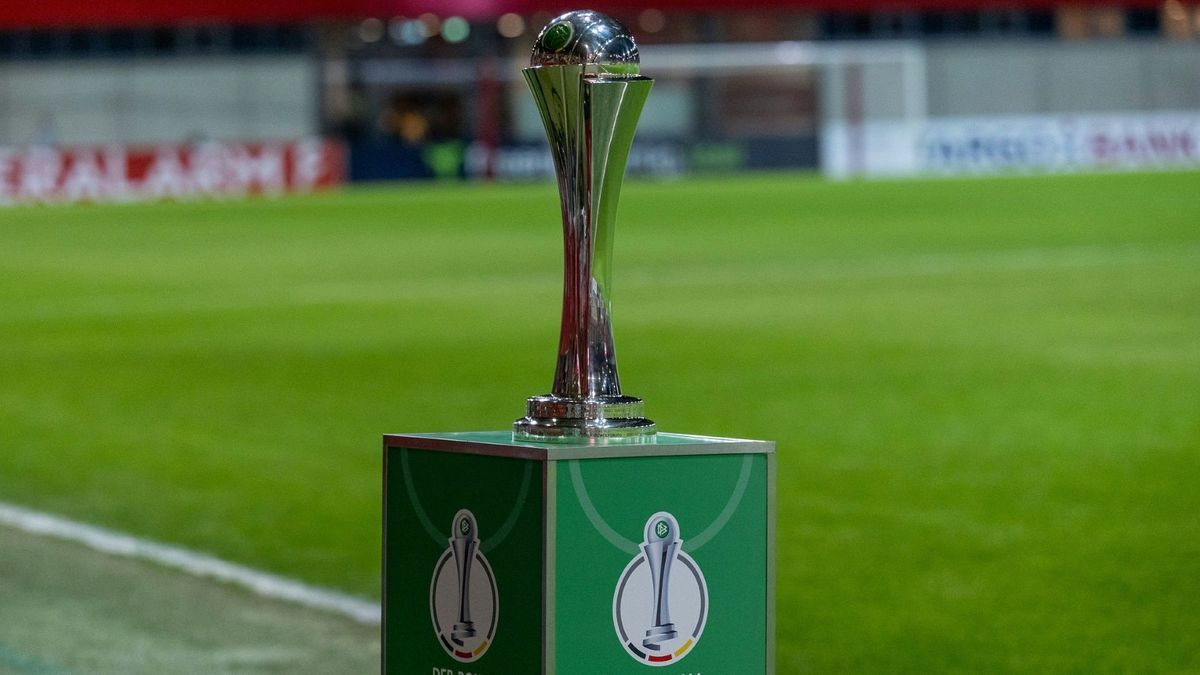 Der Pokal steht im Fokus