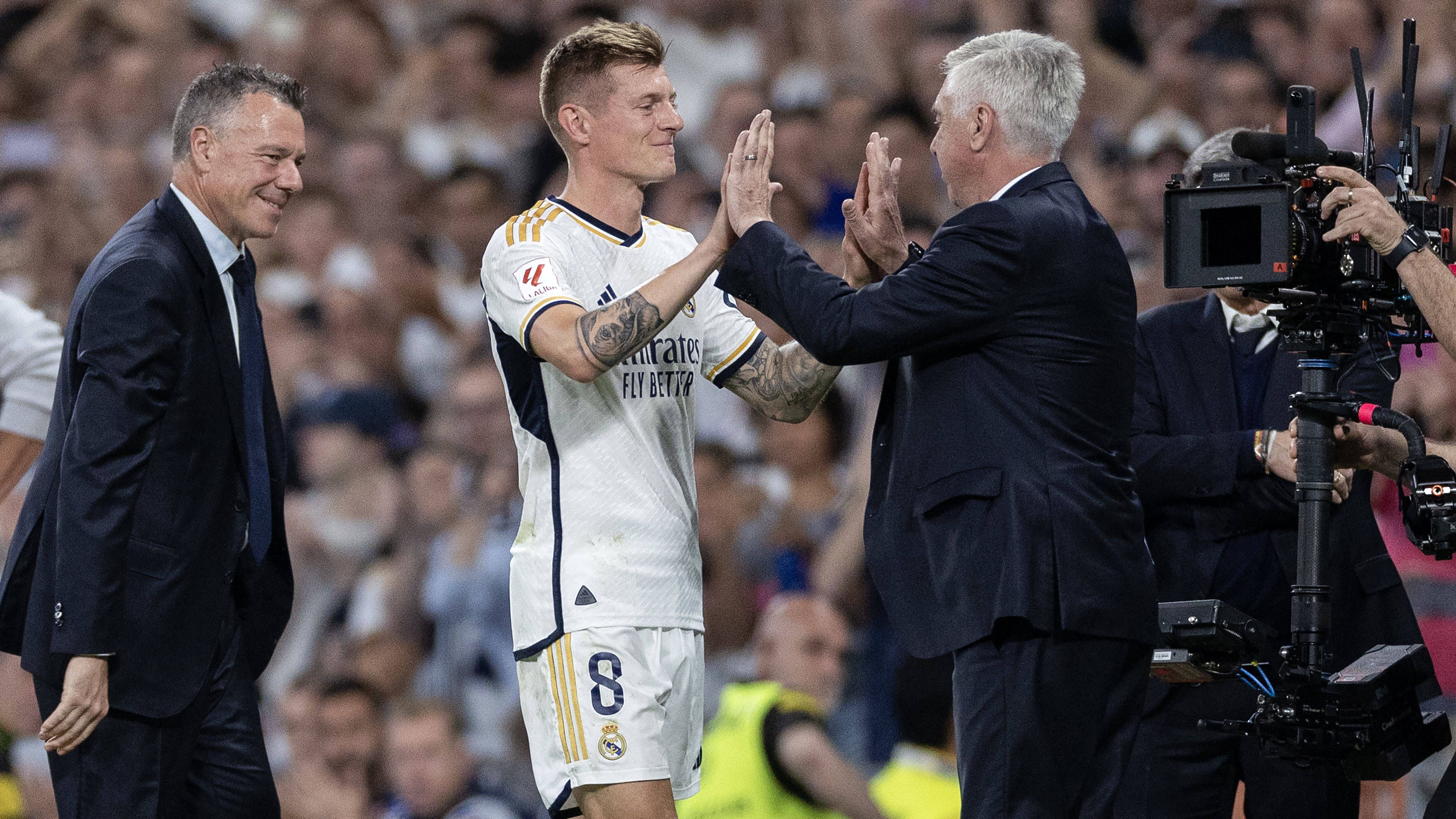 <strong>Abklatschen mit Carlo Ancelotti</strong><br>Neben der hochverdienten Zuneigung durch seine Mitspieler bedankte sich auch Real-Coach Carlo Ancelotti nach der Auswechslung bei Kroos. Während der deutsche Mittelfeldspieler im Sommer seine Karriere beenden wird, verlängerte der 64-jährige Ancelotti zuletzt um zwei weitere Jahr als Trainer des frischgebackenen spanischen Meisters.&nbsp;