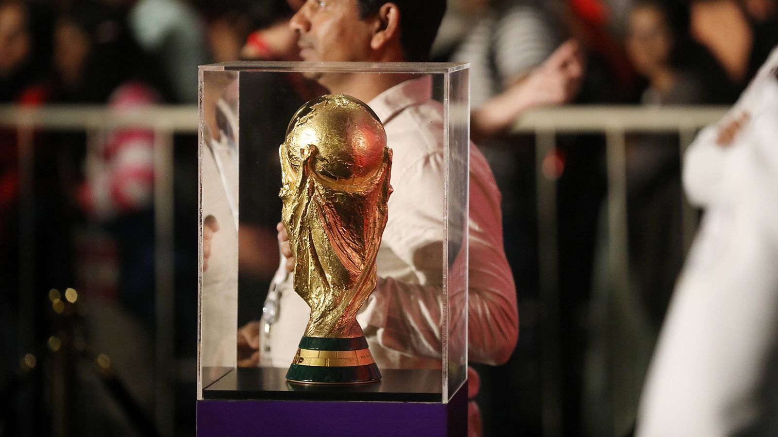 
                <strong>Wegen der "Fifa World Cup Trophy Tour": WM-Pokal ein Umweltsünder</strong><br>
                Der WM-Pokal ist ein Umweltsünder! Weil die begehrte Trophäe vom 24. August bis 13. November in jedes der 32 Teilnehmerländer reiste, um dort ausgestellt zu werden, muss sich die FIFA bei der "ersten klimaneutralen WM der Geschichte" Vorwürfe gefallen lassen. Durch die vielen Flüge, die der Pokal absolvierte, wurden rund 3.000 Tonnen CO2 in die Umwelt ausgestoßen. So viel wie 292 Menschen in Deutschland im Jahr verursachen. Das berichtet die "Bild". Die Tour wird von "Coca-Cola" gesponsert. Das Unternehmen erklärte auf Nachfrage, "allen Fußballfans auf der Welt die Möglichkeit zu geben, die wahre Magie der Fußball-Weltmeisterschaft zu erleben". Zudem seien als Ausgleich rund 12.000 Bäume gepflanzt worden. Problem dabei: Diese brauchen 20 Jahre, um das verursachte CO2 wieder auszugleichen.
              