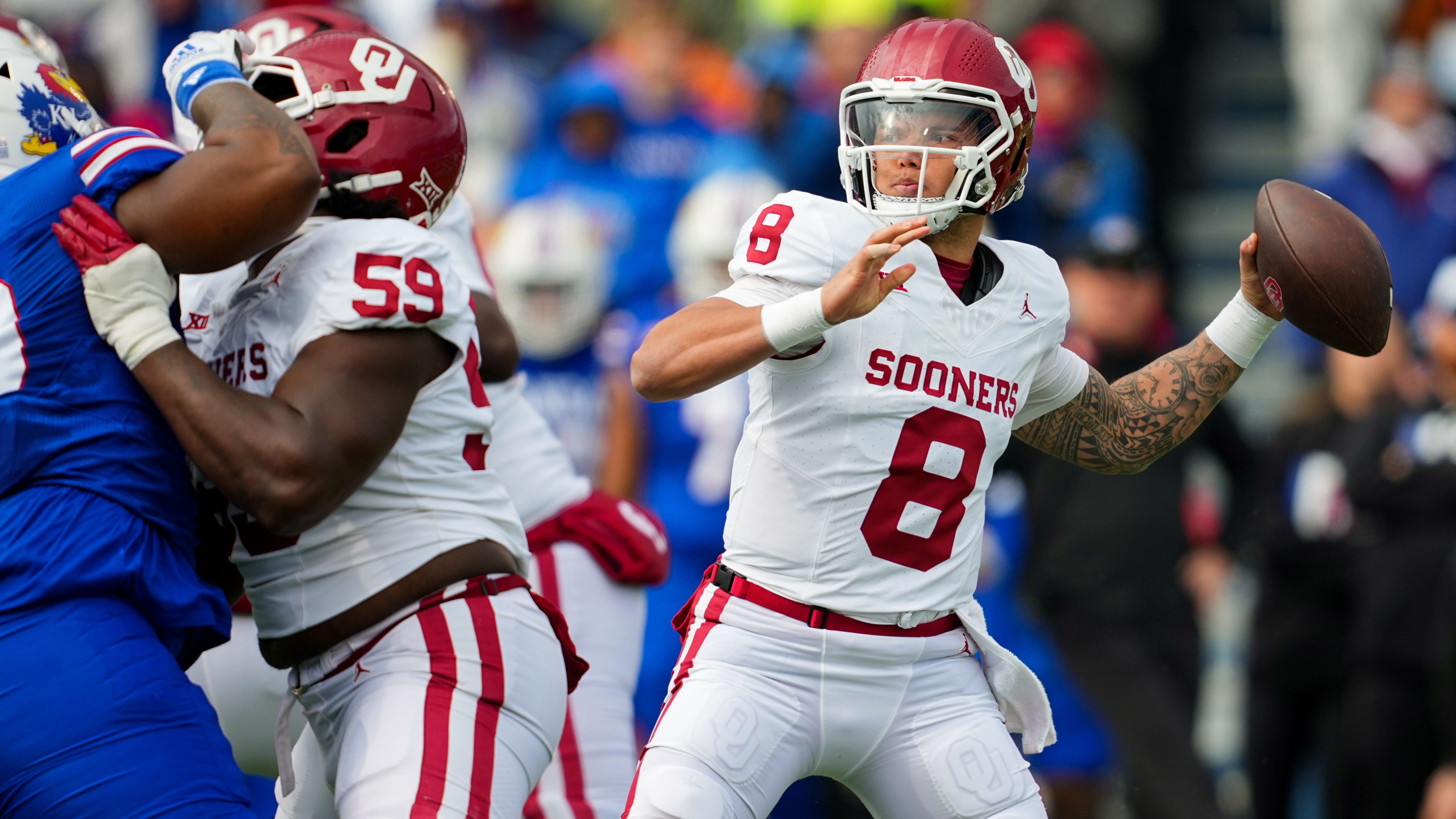 <strong>Platz 9: Oklahoma Sooners</strong><br>33:38 gegen Kansas verloren, so eine Pleite kann eine Saison beenden. Zwar ist der Conference-Titel noch drin, aber in den Rankings stehen jetzt bis zu vier Conference-Sieger über den Sooners. Kommt man da nochmal dran vorbei, nach dieser ultra-ärgerlichen Niederlage? Selbst der Gewinn der Big 12 kann das nicht garantieren.&nbsp;