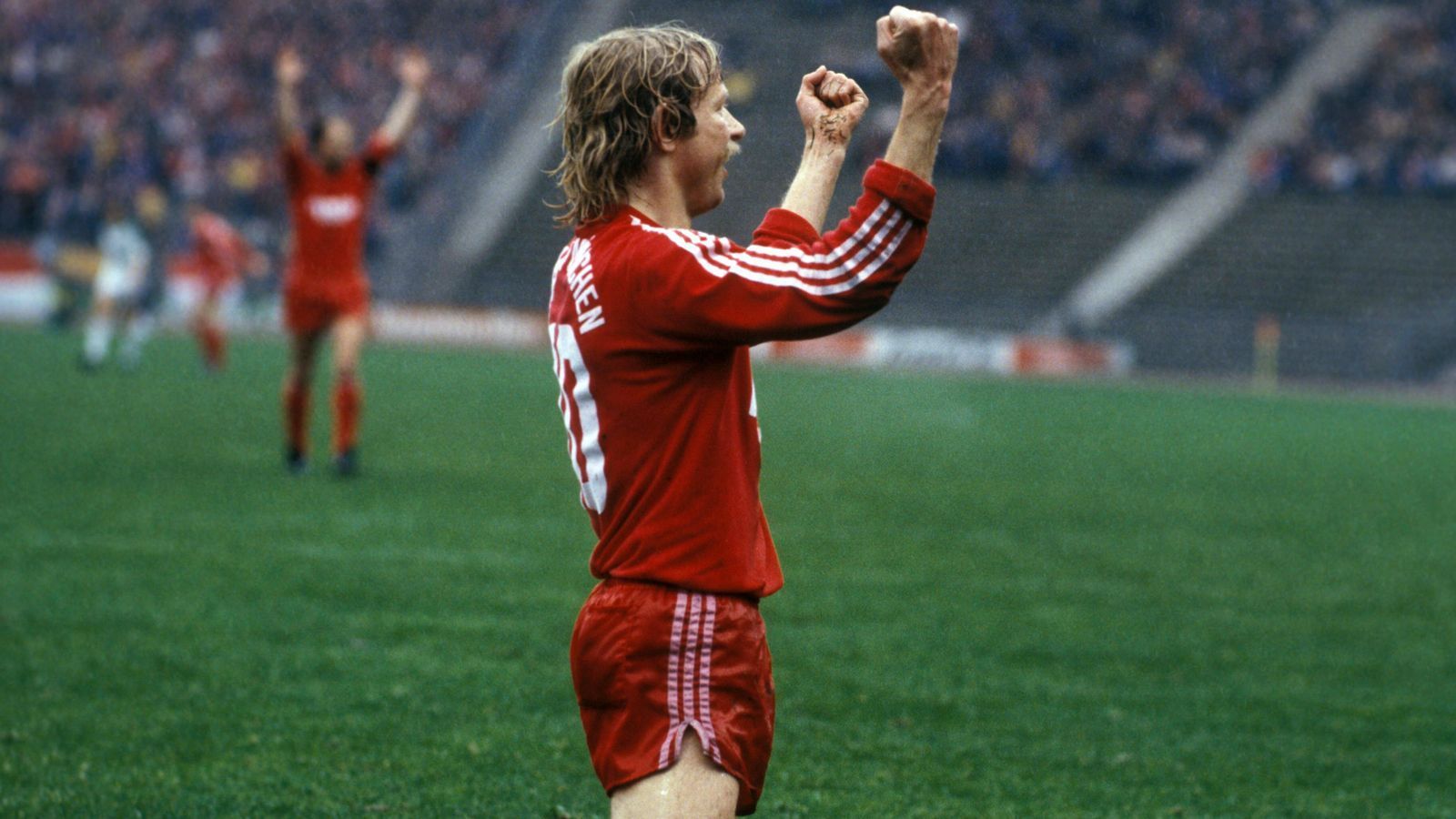 
                <strong>Karl Del'Haye</strong><br>
                Rückennummer 10 beim FC Bayern: von 1983 bis 1984Position: Mittelstürmer
              