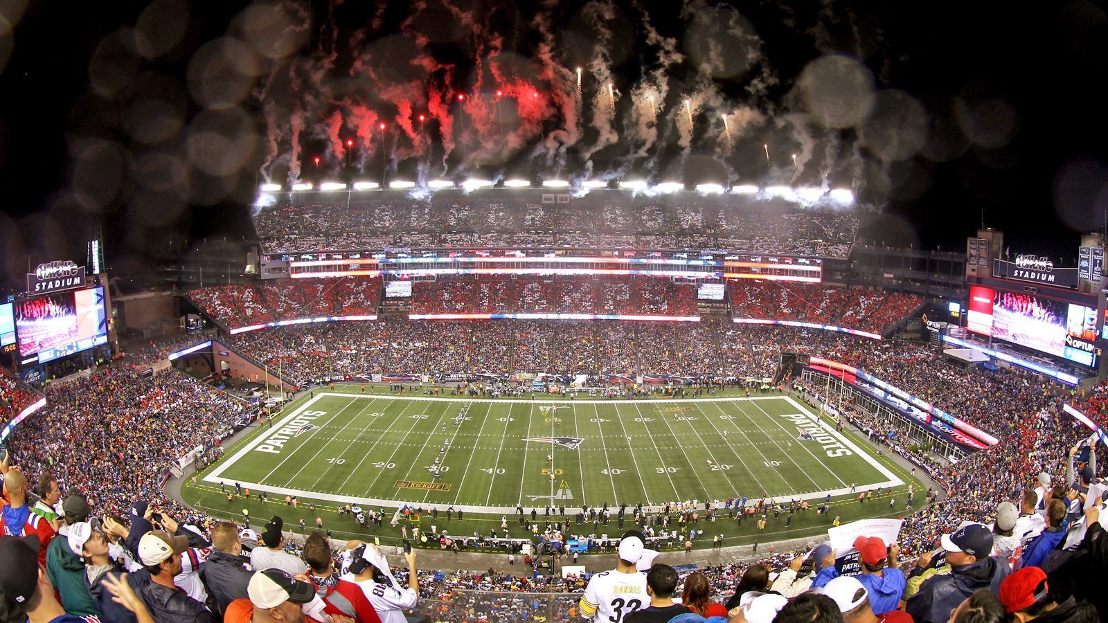 <strong>New England Patriots: Gillette Stadium</strong><br>
                • Kapazität: 65.878&nbsp;&nbsp;<br>• Eröffnung: September 2002&nbsp;<br>• Kosten: 325 Millionen Dollar&nbsp;<br>• Eigentümer: Kraft Group