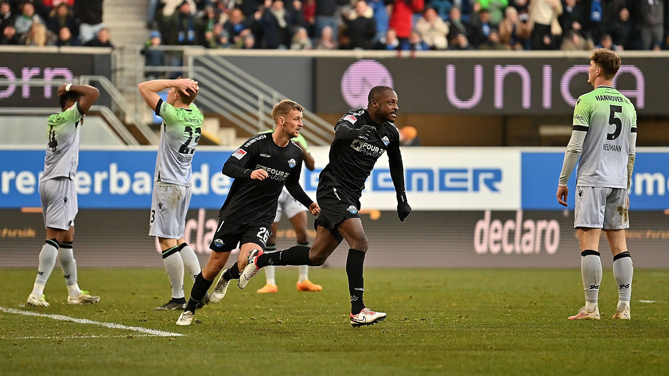 <strong>Bayer Leverkusen - SC Paderborn</strong><br>Schließlich weiß der SCP, wie es ist, einen Erstligisten aus dem Pokal zu werfen. In der zweiten Runde gewann die Elf von Lukas Kwasniok mit 3:1 beim SC Freiburg. Zudem holten sich die Paderborner beim 1:0-Sieg gegen Hannover noch ein positives Gefühl. <strong><em>ran</em>-Prognose:</strong> Bayer wird am Ende jedoch eine Nummer zu groß für beherzt auftretende Gäste sein.