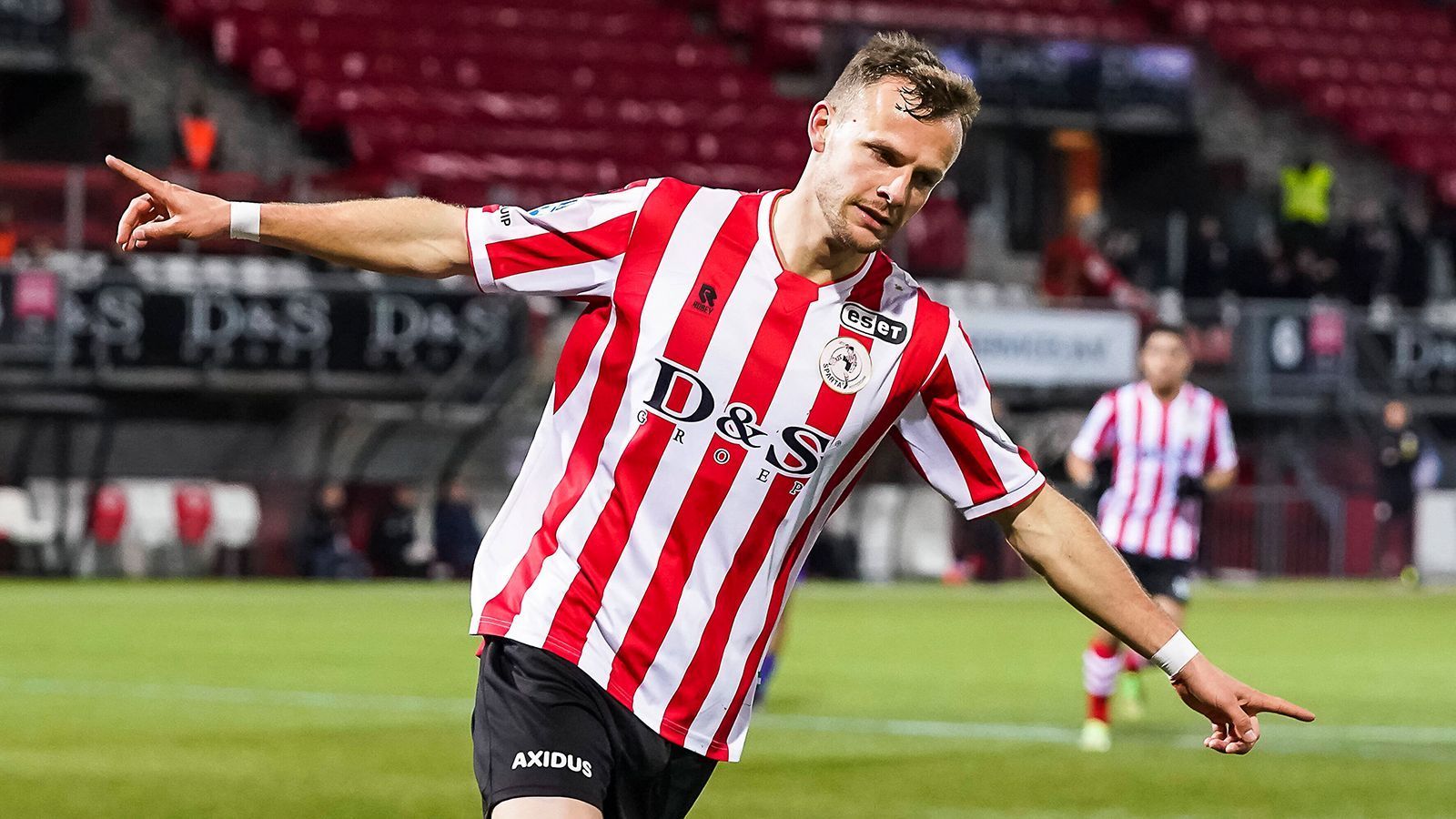 
                <strong>Platz 7: Lennart Thy (Sparta Rotterdam)</strong><br>
                Spiele: 16 // Tore: 9 // Vorlagen: 1Der 28-Jährige spielt seine dritte Saison in der Eredivisie und es ist bisher mit Abstand seine beste. Mit drei Punkten aus den ersten sieben Spielen startete Sparta in die Saison, dann gelang die Kehrtwende - auch dank der neun Saisontreffer von Thy. Empfiehlt sich der ehemalige Bremer für eine Rückkehr in die Bundesliga?
              