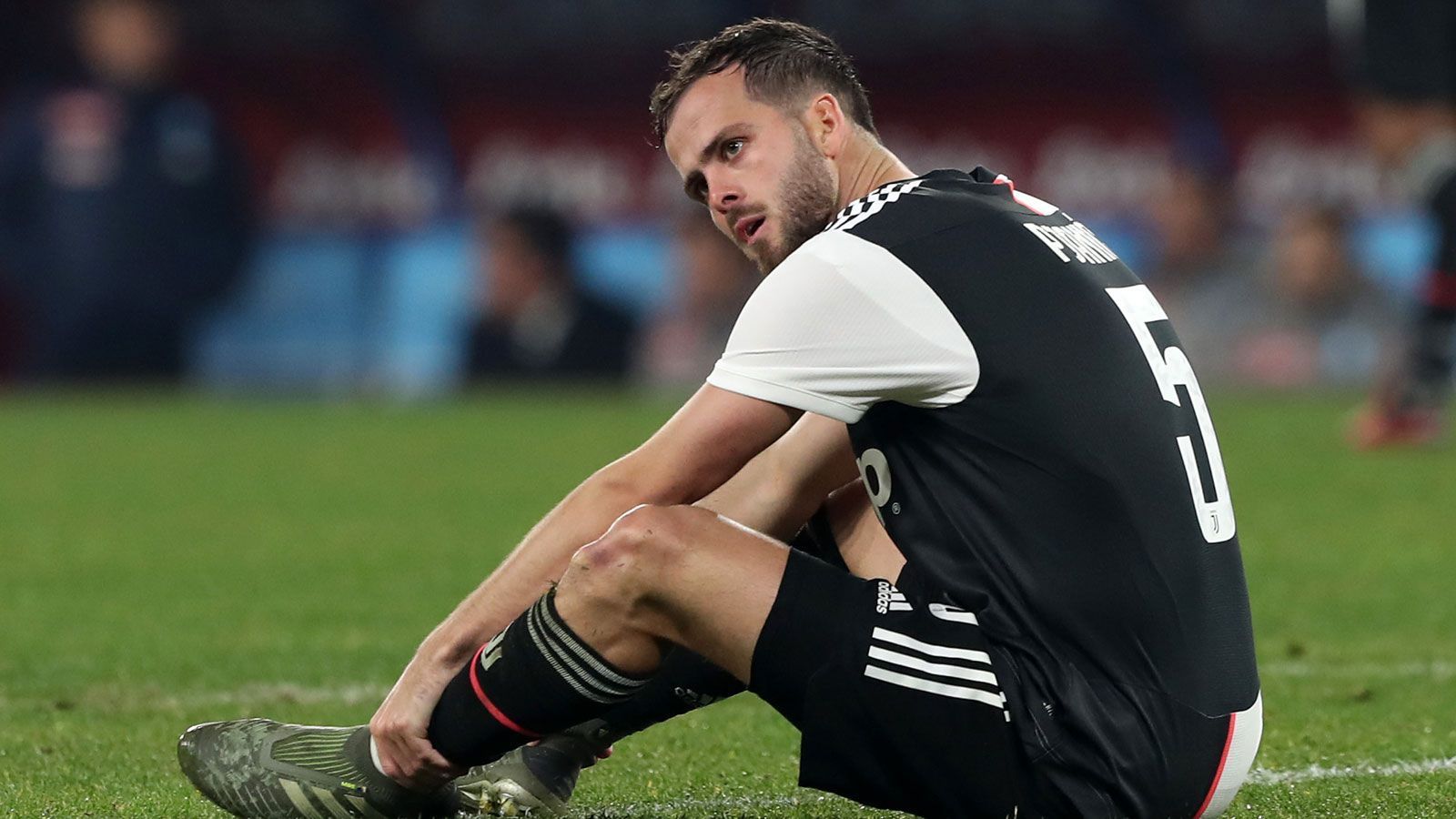 
                <strong>Bereits verkauft: Miralem Pjanic</strong><br>
                Der bosnische Nationalspieler ist der Spielerpolitik von Trainer Maurizio Sarri bereits zum Opfer gefallen. Im Rahmen eines Tauschgeschäfts mit dem FC Barcelona wechselt der Mittelfeldstratege für den Brasilianer Arthur und zusätzliche 10 Millionen Euro nach dem offiziellen Ende der Saison nach Spanien. Der Wechsel kam für viele überraschend, da der Bosnier seit vielen Jahren zu den Führungsspielern der "Bianconeri" zählte. 
              