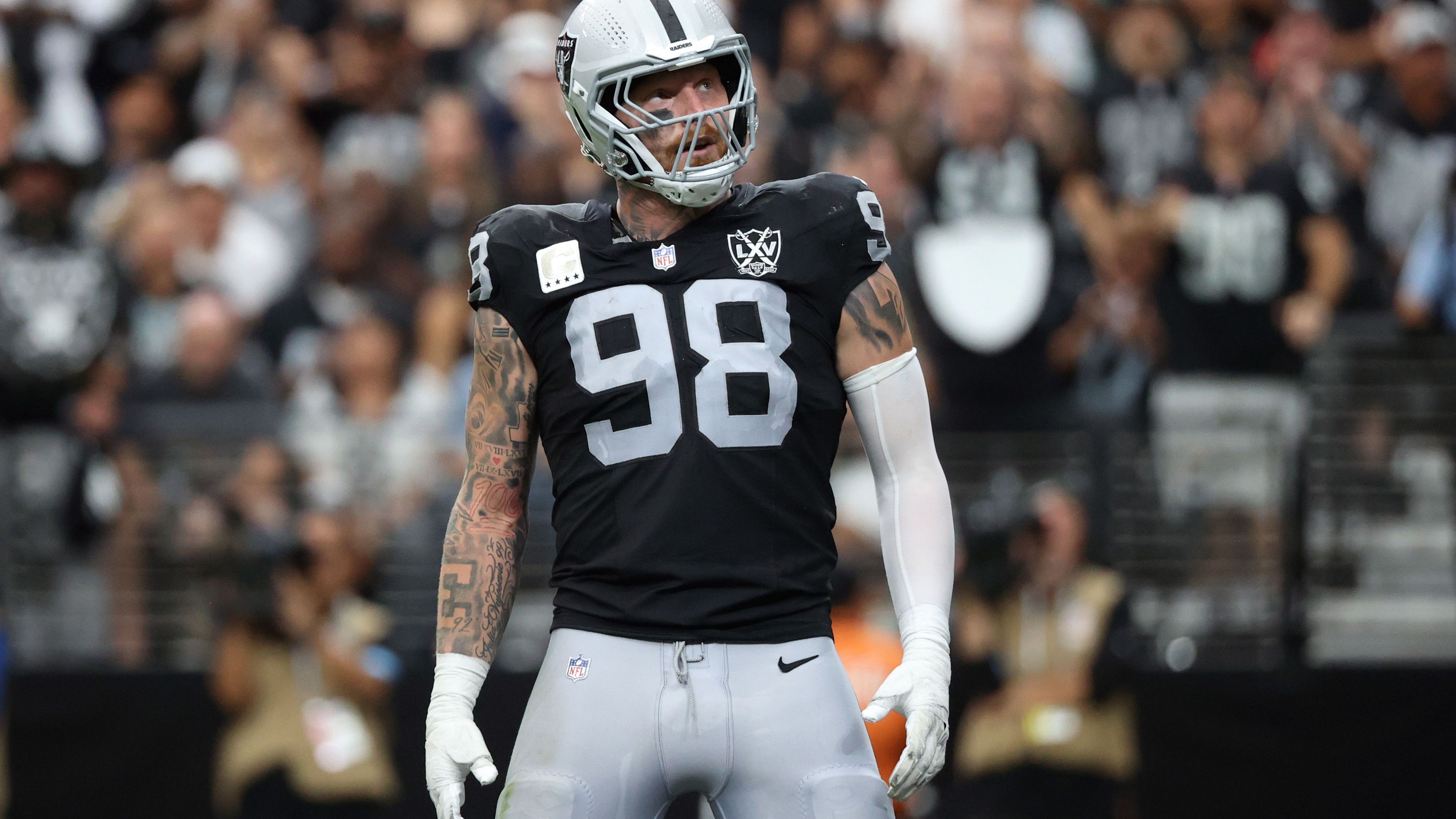 <strong>Maxx Crosby (Las Vegas Raiders)</strong><br>Dafür könnte aber Maxx Crosby zurückkehren. Auch er musste vergangene Woche passen, wird im Injury Report der Raiders aber immerhin als "questionable" gelistet und konnte am Freitag wieder limitiert trainieren. Der Star-Verteidiger hatte zuletzt mit Sprunggelenksproblemen zu kämpfen.