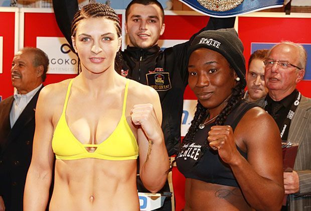 
                <strong>Christina Hammer vs. Jessica Balougn: das Wiegen</strong><br>
                Neben dem Mega-Fight gibt es auch noch einige spannende Vorkämpfe am Samstag (ab 20:15 Uhr im exklusiven Livestream auf ran.de). Dabei trifft unter anderem Christina Hammer in einem deutsch-deutschen Duell auf Jessica Balogun aus Aachen.
              