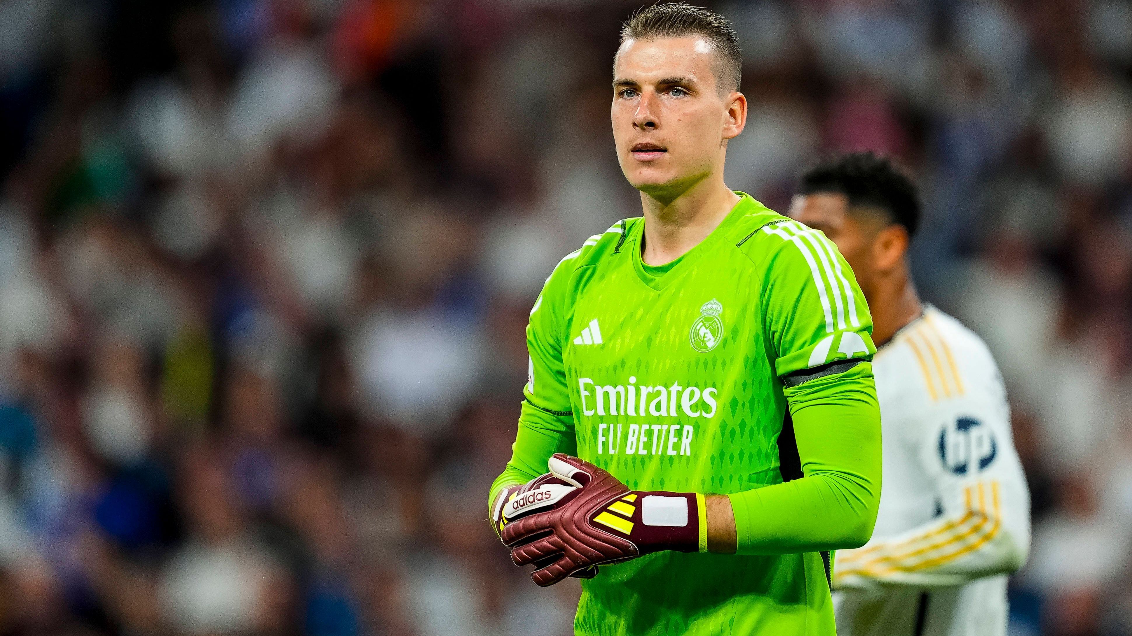 <strong>Andriy Lunin</strong><br>Nach der Verletzung von Thibaut Courtois wurde zwar eigentlich Kepa Arrizabalaga geholt, jedoch ist mittlerweile Andriy Lunin die klare Nummer eins. Der Ukrainer leistet sich selten bis nie Fehler und ist fast genau so stabil wie Neuer. Aber alleine wegen der Erfahrung zieht Lunin hier den Kürzeren. <strong>Punkt für Bayern (Bayern - Real 1:0)</strong>.