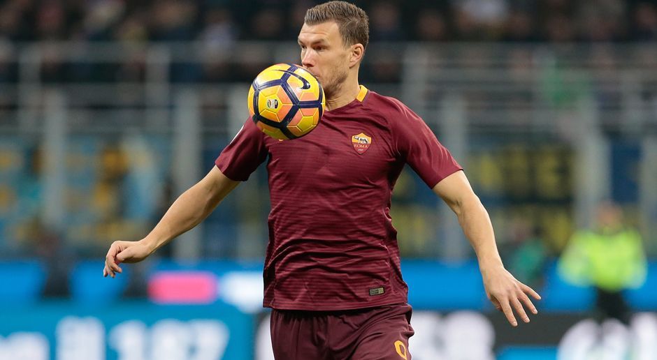 
                <strong>Edin Dzeko (AS Rom)</strong><br>
                Der chinesische Klub Tianjin Quanjian sucht offenbar händeringend nach einem Top-Stürmer. Neuestes Objekt der Begierde: Edin Dzeko. Der frühere Wolfsburger soll laut "TuttoMercatoWeb" mit einem Jahresgehalt von 20 Millionen Euro vom AS Rom ins Reich der Mitte gelockt werden. Der Vertrag des Bosniers, der die Torjägerliste der Serie A nach 35 Spieltagen anführt, läuft eigentlich noch bis zum Sommer 2019. Doch Dzeko ist nicht der einzige Topstürmer in Europa, der mit Tianjin Quanjian in Verbindung gebracht wurde bzw. wird - siehe nächstes Bild! (Quelle: TuttoMercatoWeb)
              