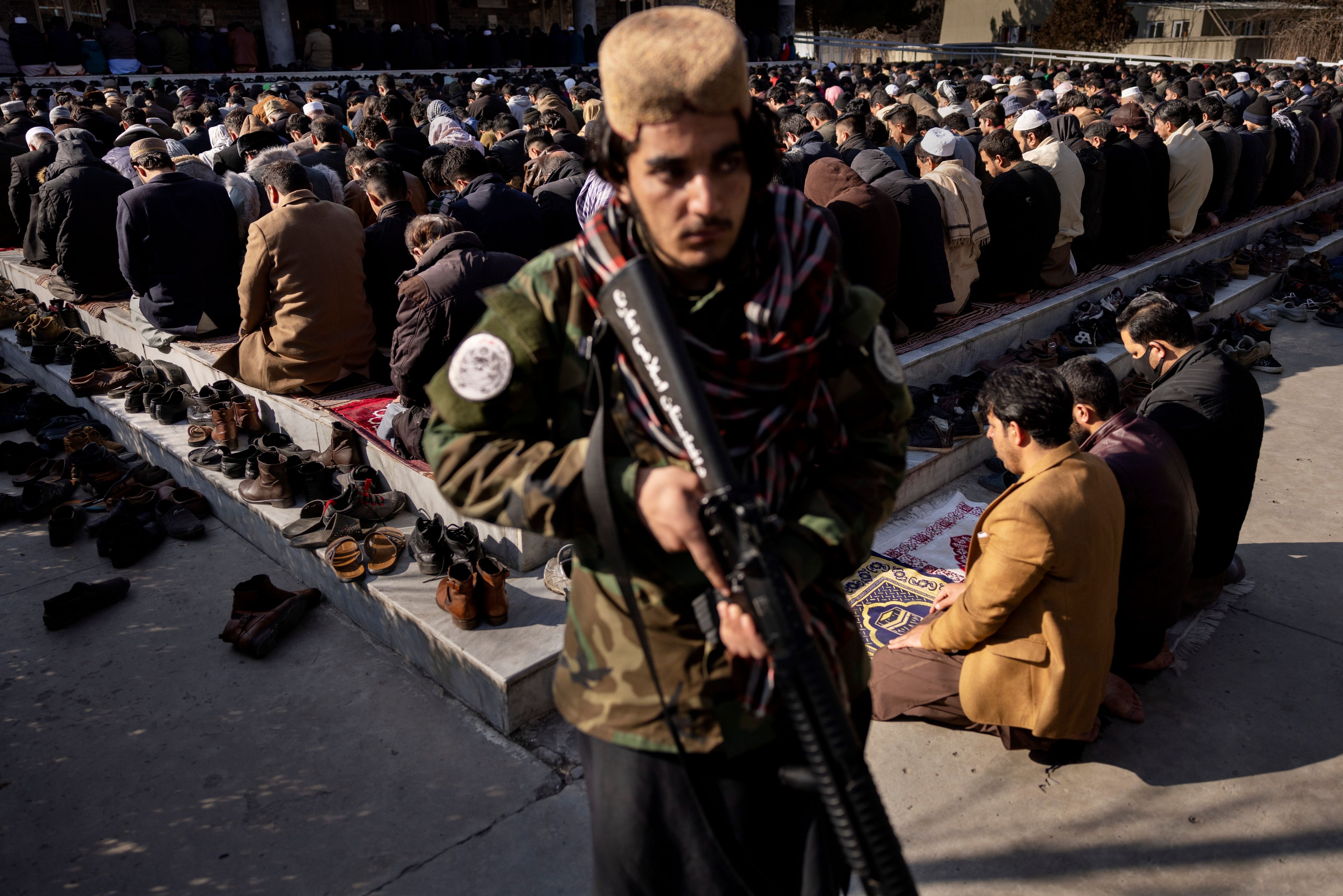 Afghanistan: Der 19-jährige Sohalullah Hajrat hält Wache beim Freitagsgebet in einer Moschee in Kabul.