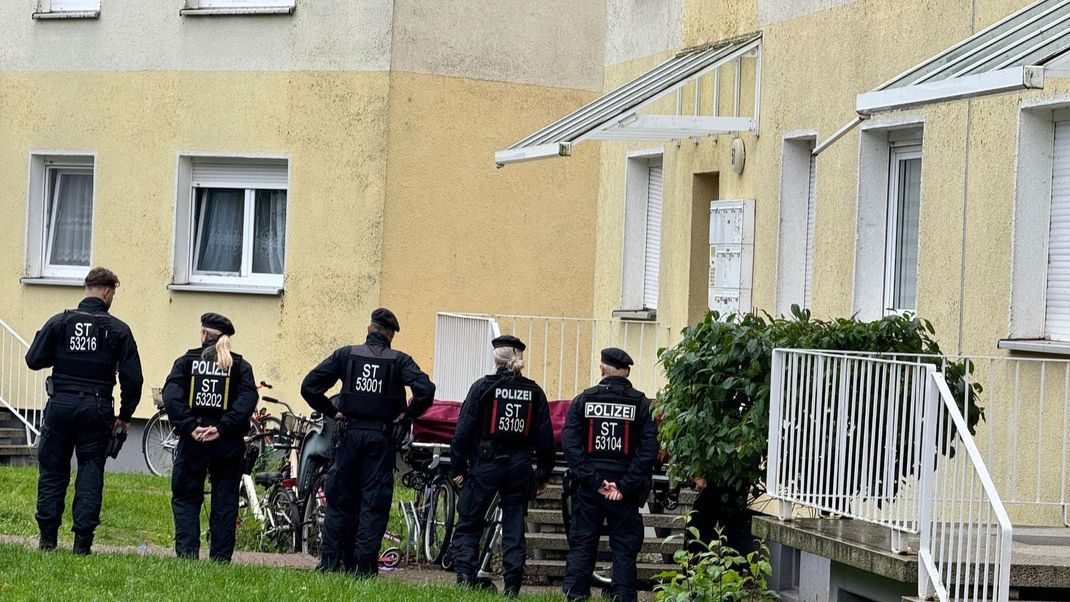 Bei einer privaten EM-Party in Wolmirstedt griff ein Mann mehrere Menschen an, bis die Polizei einschreiten musste.