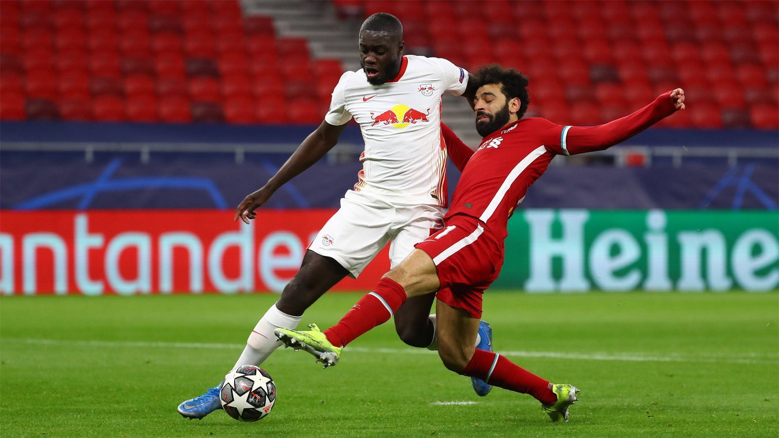 
                <strong>Dayot Upamecano </strong><br>
                In der Verteidigung die meiste Zeit verlässlich und kompromisslos, mit guter Übersicht und immer wieder mit Vorstößen. Lässt sich nur selten aus der Ruhe bringen. Aber: Seine ungewollte "Vorlage" auf Diogo Jota kurz vor der Halbzeit führt allerdings fast zum 0:1. Versucht es in Halbzeit zwei immer wieder mit Ausflügen nach vorne, aber ohne Erfolg. ran-Note: 2
              