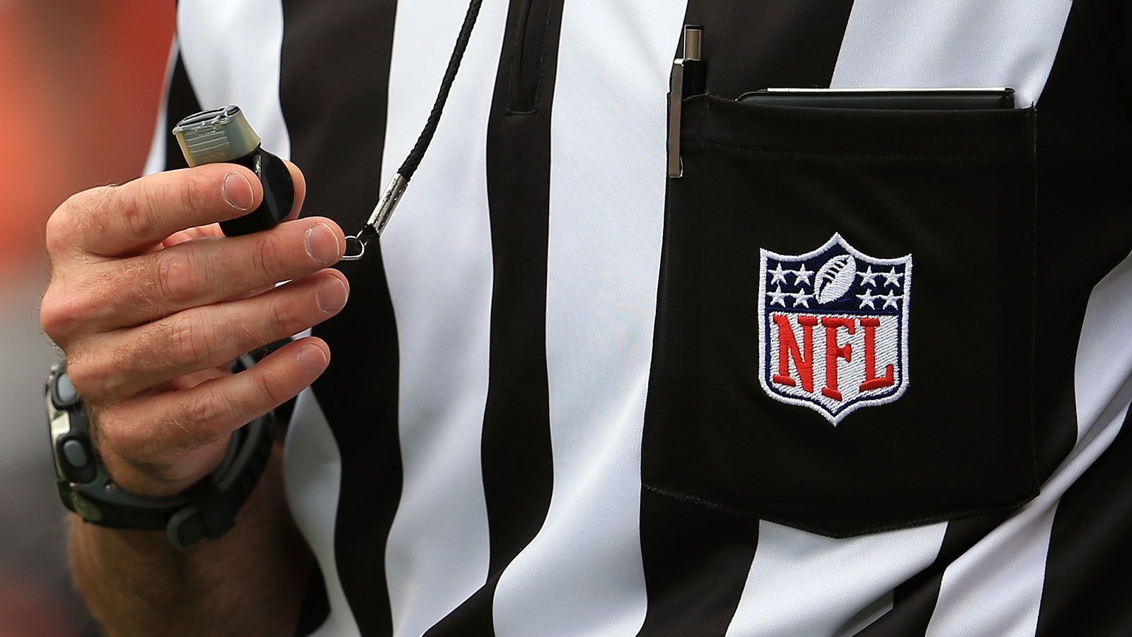 
                <strong>Elektrisch statt Trillerpfeife</strong><br>
                Auf die NFL-Schiedsrichter werden in diesem Jahr eine Menge Neuerungen zukommen. Für die Unparteiischen ist das Tragen eines Mund-Nasen-Schutzes während des gesamten Spiels verpflichtend, außerdem sollen sie auf ihre traditionellen Trillerpfeifen verzichten, und stattdessen eine elektronische Pfeife verwenden. Durch das Betätigen eines Knopfs ertönen Pfiffe mit einer Lautstärke von 100 Dezibel, die im ganzen Stadion hörbar sein sollen. Durch das Verzichten auf eine Trillerpfeife soll der Ausstoß von Viren verhindert werden.
              