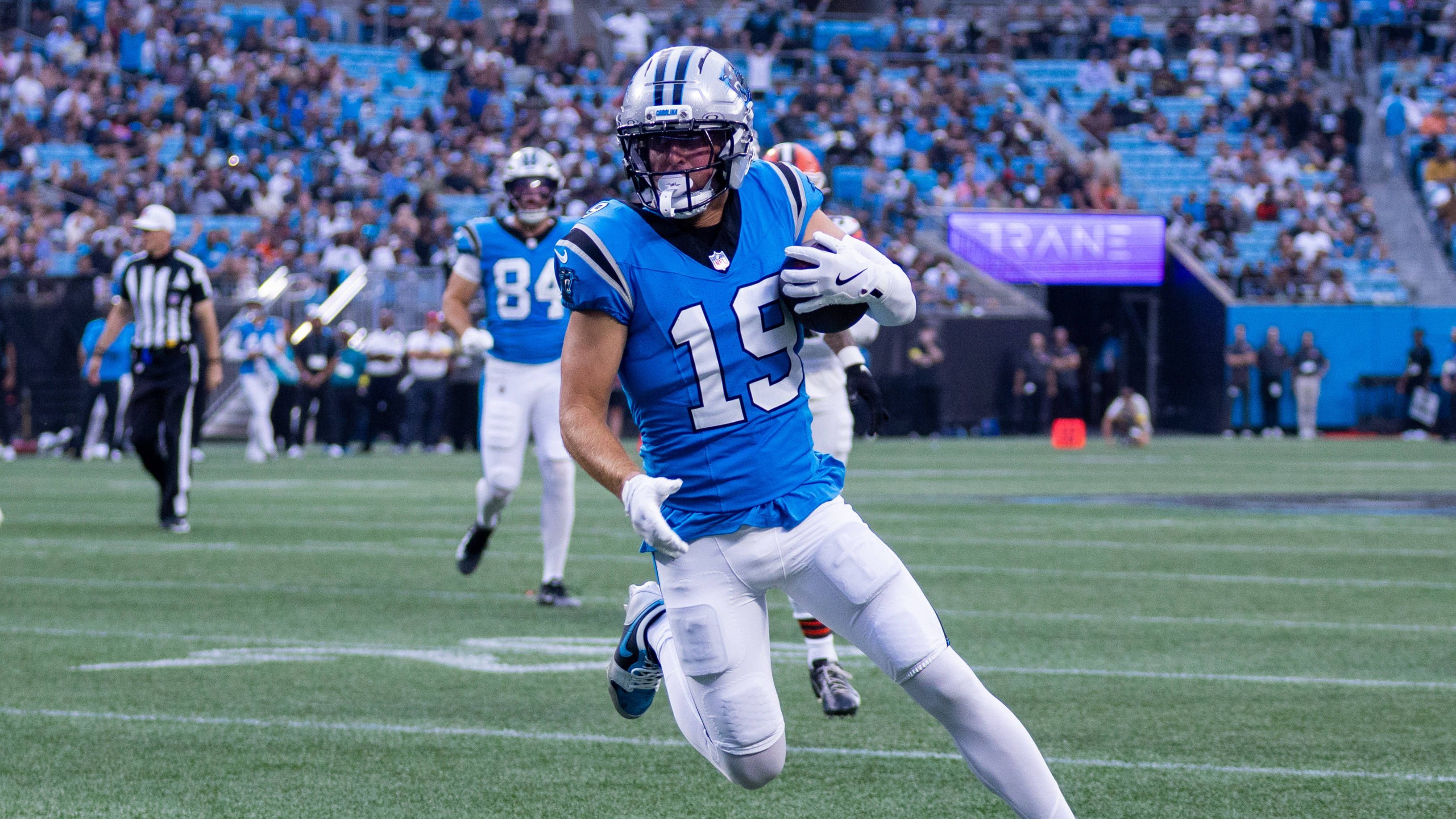 <em><strong>Adam Thielen (Carolina Panthers)</strong><br>In der NFL zeichnet sich eine spektakuläre Rückkehr ab. Wie Adam Schefter von "ESPN" berichtet, haben sich die Minnesota Vikings bei den Panthers nach einem möglichen Trade von Adam Thielen erkundigt. Die Vikings haben nach der Drei-Spiele-Sperre von Jordan Addison und der Handverletzung von Jalen Nailor dringenden Handlungsbedarf auf der Receiver-Position.</em>