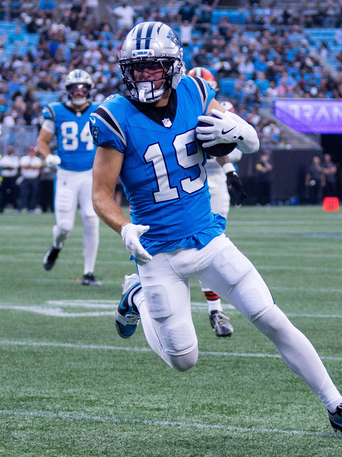 NFL, American Football Herren, USA Cleveland Browns at Carolina Panthers Aug 8, 2025; Charlotte, North Carolina, USA; Carolina Panthers wide receiver Adam Thielen (19) runs with the ball during the...