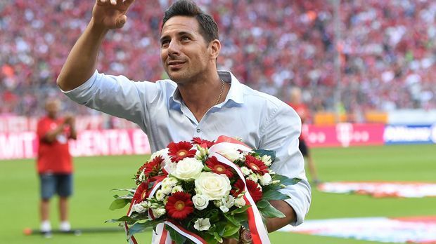
                <strong>Claudio Pizarro</strong><br>
                Claudio Pizarro (36) - letzter Verein: FC Bayern München. Der erfolgreichste ausländische Bundesliga-Stürmer aller Zeiten hat ein Problem: Sein Alter. Jeder Klub will sich verjüngen. Oldie Pizza passt nicht mehr ins Konzept.
              