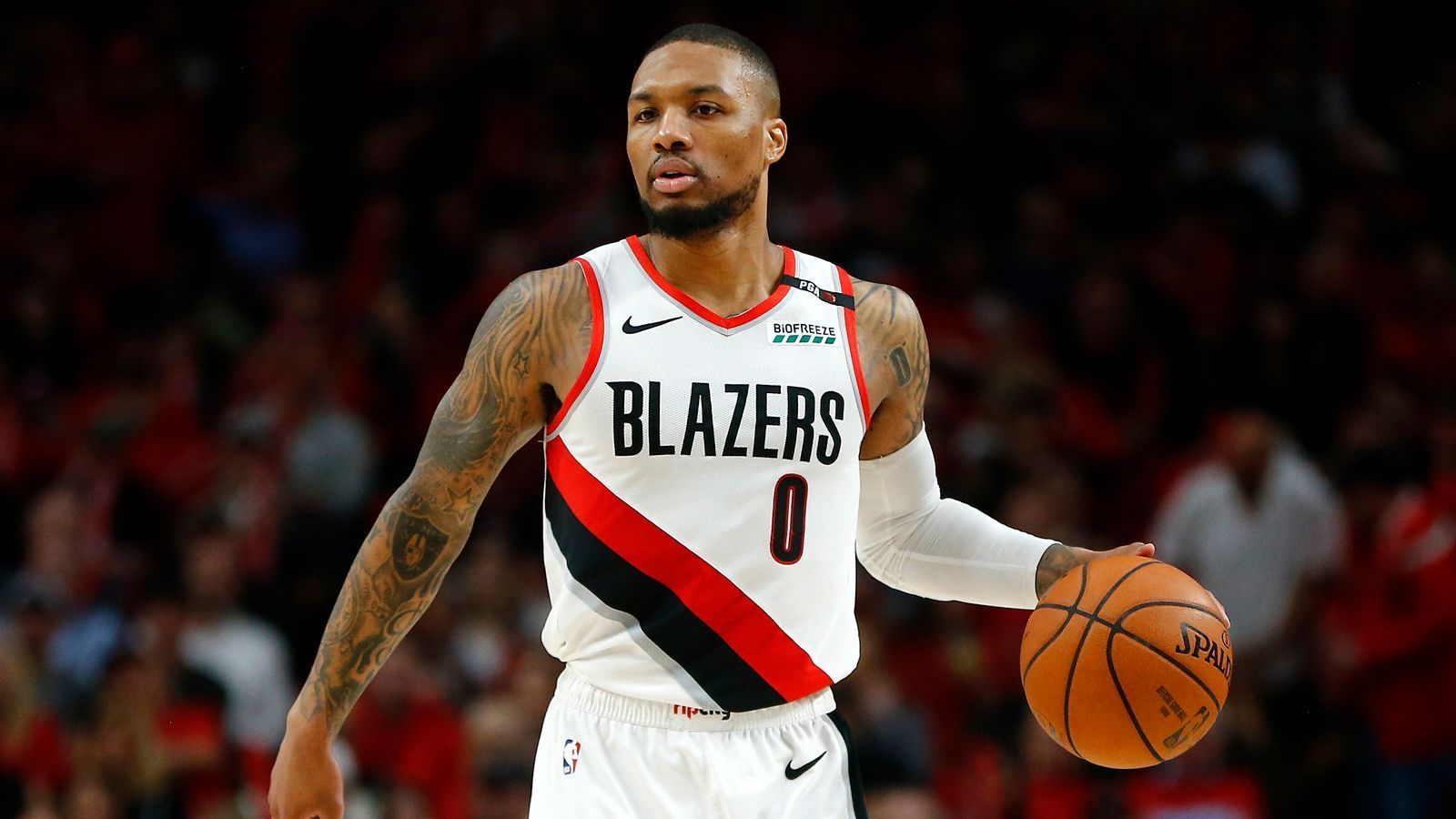 
                <strong>Damian Lillard</strong><br>
                Auch dabei sein wird Damian Lillard. Der Point Guard scheiterte in der vergangenen Saison mit den Portland Trail Blazers erst im Halbfinale an den Golden State Warriors. Lillard, der an der 6. Stelle im NBA-Draft 2012 von Portland ausgewählt wurde, schaffte es bereits vier Mal in das All-Star-Game.
              