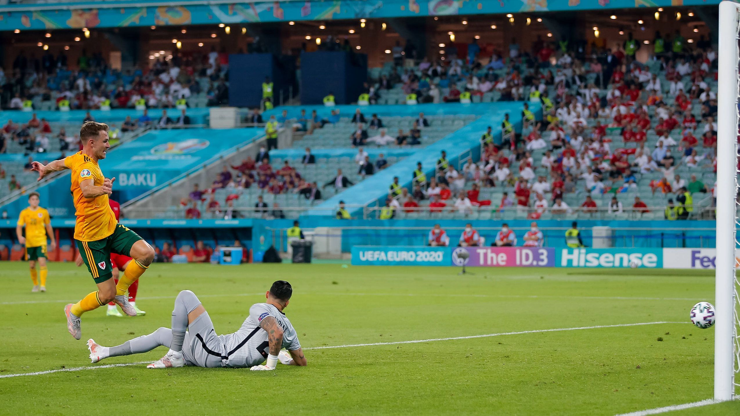 
                <strong>Wales geht vor der Halbzeit in Führung</strong><br>
                Die Waliser um Superstar Gareth Bale sind die deutlich aktivere Mannschaft. Vor der Halbzeit chippt Bale dann einen Ball in die Tiefe auf Aaron Ramsey, der ihn sehenswert mit der Brust runter nimmt und im Kasten versenkt. Verdiente Waliser-Führung zur Pause.
              