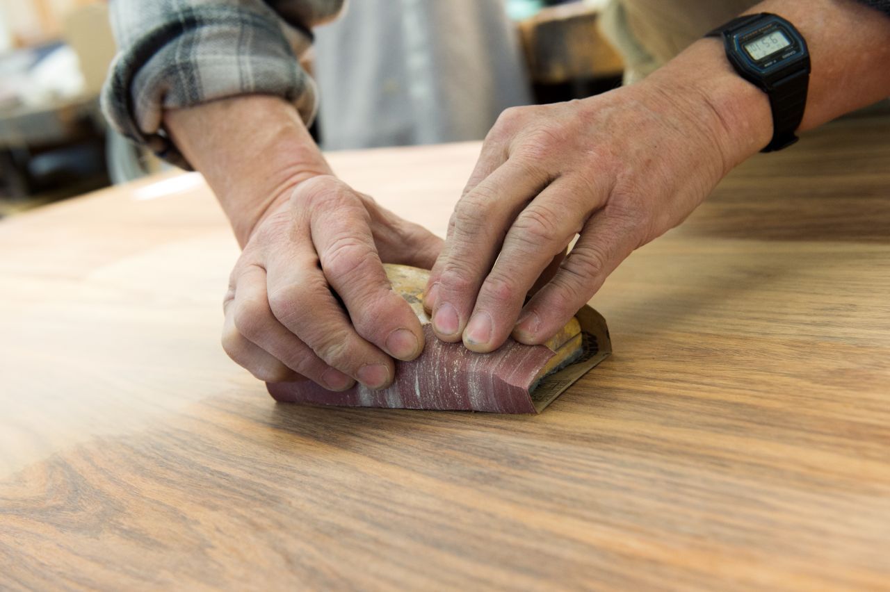 Das Schleifpapier auf den Boden legen, die Dose nun vor und zurück über das raue Papier führen. Es wird etwas dauern, aber du wirst den Deckel abbekommen. Weil Dosen aus weichem Aluminium bestehen, funktioniert das sogar mit Pflastersteinen.