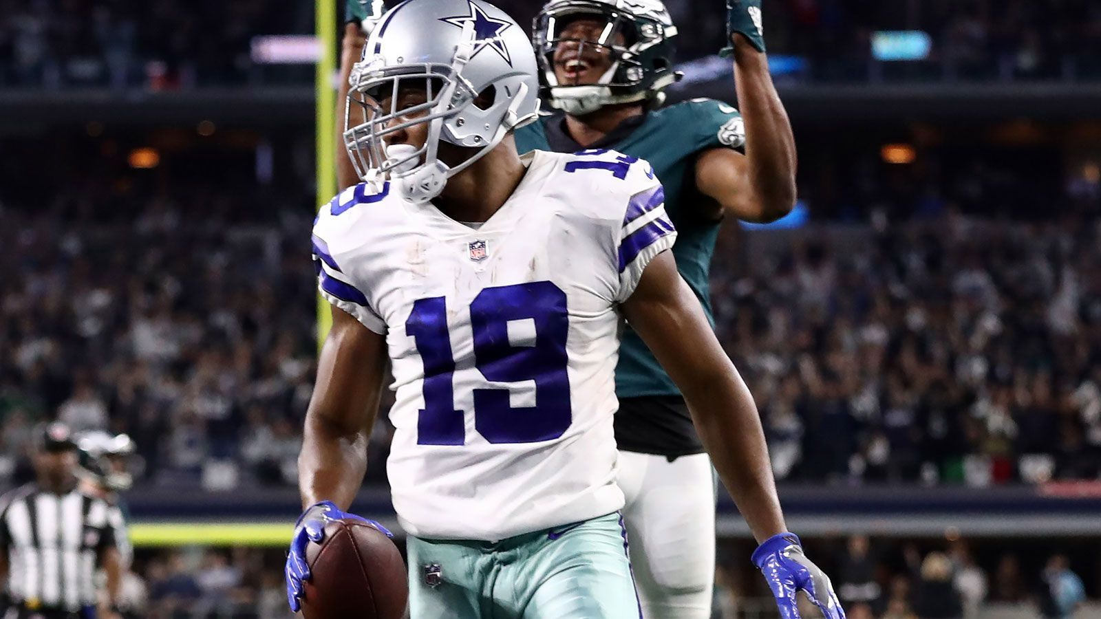 
                <strong>Amari Cooper: gezogene Rookie-Vertrags-Option bis 2020</strong><br>
                Dann nämlich könnten die Cowboys einen Top-Receiver langfristig binden und so am Ende Geld sparen: Verhandeln sie jetzt einen Vertrag mit ihm, kommt dieser der Franchise wohl günstiger als im kommenden Jahr – auch wenn Cooper in der Saison 2019 dann mehr verdienen würde. Schließlich steigen die Marktpreise jährlich.
              