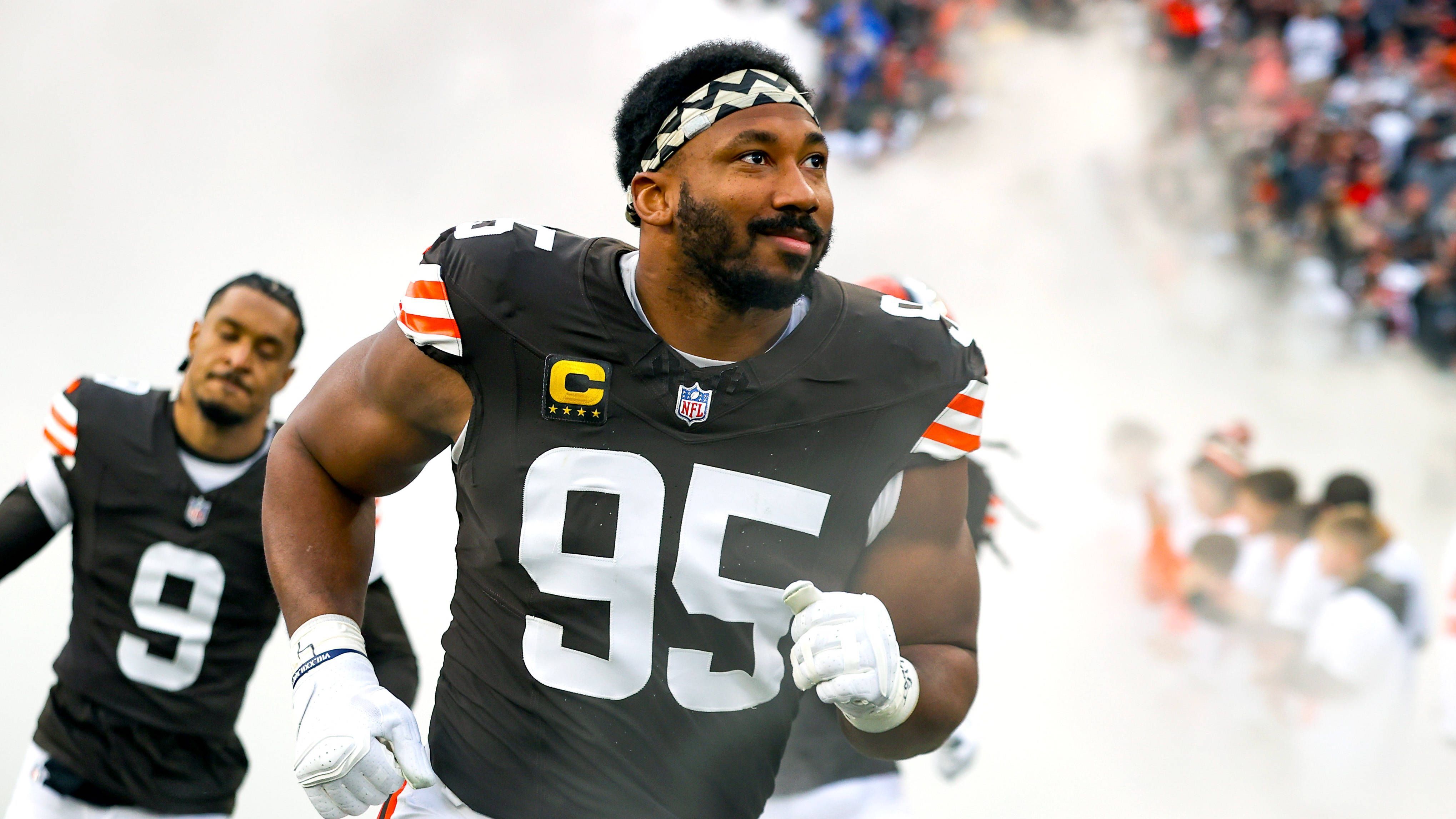 <strong>Platz 16: Cleveland Browns<br></strong>Auf dem Papier stellen die Browns eine gute Defensive. Myles Garrett konnte mit einem <a data-li-document-ref="511453" href="https://www.ran.de/sports/american-football/nfl/galerien/nfl-josh-allen-myles-garrett-und-co-die-groessten-deals-der-offseason2025-nach-gesamtvolumen-511453">Monster-Deal</a> langfristig gebunden werden. Die Secondary verfügt besonders auf der Cornerback-Position über viel Talent. Größere Fragezeichen machen sich allerdings bei den Linebackern breit. Und: Die Browns konnten in ähnlicher Konstellation im Jahr zuvor nicht wirklich überzeugen.