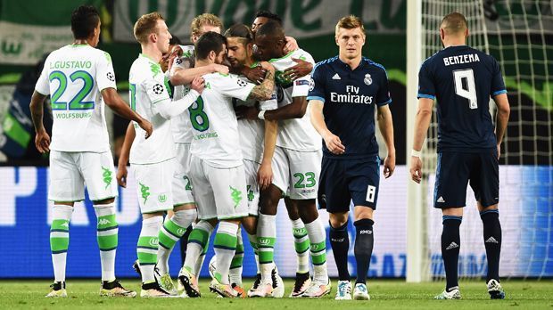 
                <strong>VfL Wolfsburg 2:0 Real Madrid</strong><br>
                Sensation im Viertelfinale der Champions League! Der VfL Wolfsburg bezwingt im Hinspiel Real Madrid mit 2:0. Dabei standen alle Vorzeichen auf einen Sieg der Königlichen. Während Ronaldo und Co. das Clasico gegen Barcelona sich entschieden, unterlag Wolfsburg mit 0:3 gegen Leverkusen. So bleibt die Frage: Wie hat Wolfsburg das geschafft? ran.de erklärt die Überraschung.
              