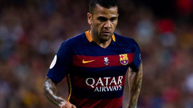 
                <strong>Rechter Außenverteidiger: Dani Alves</strong><br>
                Rechter Außenverteidiger: Dani Alves. Trotz der Rivalität zum FC Barcelona schafft es ein Katalane in die Elf von Zidane. Der heute 32-Jährige spielt seit 2008 für den Erzrivalen. 
              