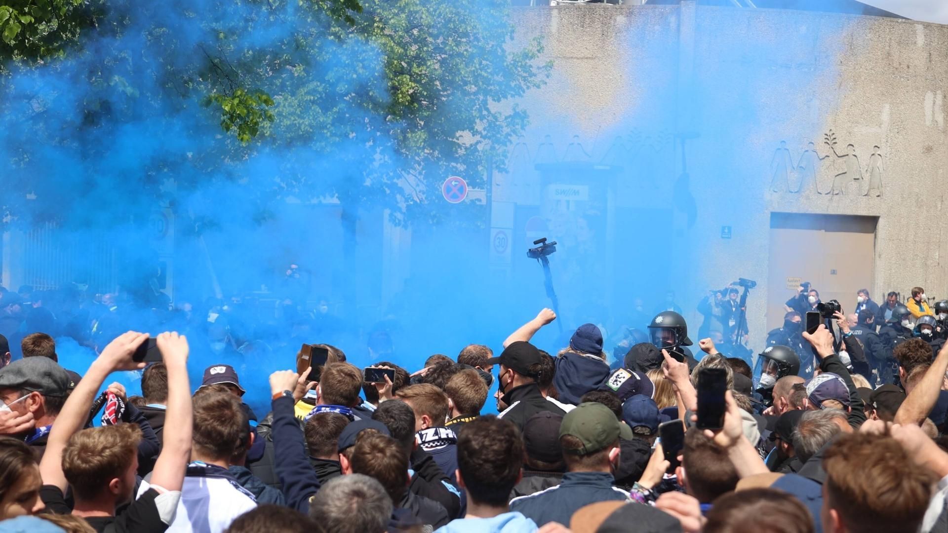 
                <strong>München ist an diesem Tag blau</strong><br>
                Von den Münchner Behörden wurde im Vorfeld befürchtet, dass es zum Aufeinandertreffen der beiden einander in Abneigung gegenüberstehenden Fan-Gruppen kommen könnte. Stattdessen war der gesamte Bereich um das Stadion eindeutig in blauer Hand und von Bayern-Fans nichts zu sehen. 
              