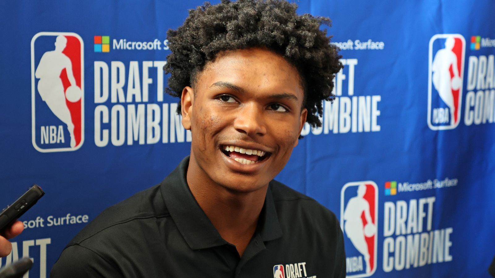 
                <strong>4. Pick: HOUSTON ROCKETS Amen Thompson (Guard/Forward, Overtime Elite, 30. Januar 2003) </strong><br>
                Stats 22/23: 16,7 Punkte, 6,2 Rebounds, 6 Assists, 2,2 Steals, Quoten: 54/25/68 (29 Spiele)Bei den Rockets ist dem Vernehmen nach einiges denkbar, mehrere Spieler werden bei diesem Pick gehandelt, darunter auch beispielsweise Cam Whitmore. Hier fällt der Pick aber auf den ersten Thompson-Zwilling, weil dieser einerseits die individuelle Upside mitbringt – seine Athletik ist unheimlich, er ist riesig für einen (Lead) Ballhandler, hat ein starkes Spielgefühl und auch defensiv großes Potenzial – und weil er einen Need in Houston erfüllt. Die Rockets suchen händeringend nach Spielern, die passen und verteidigen können, die das Spiel ordnen und gleichzeitig die nötige Intensität für Head Coach Ime Udoka mitbringen. Der Distanzwurf muss gefixt werden, aber abgesehen davon bringt Thompson hier alles mit.
              