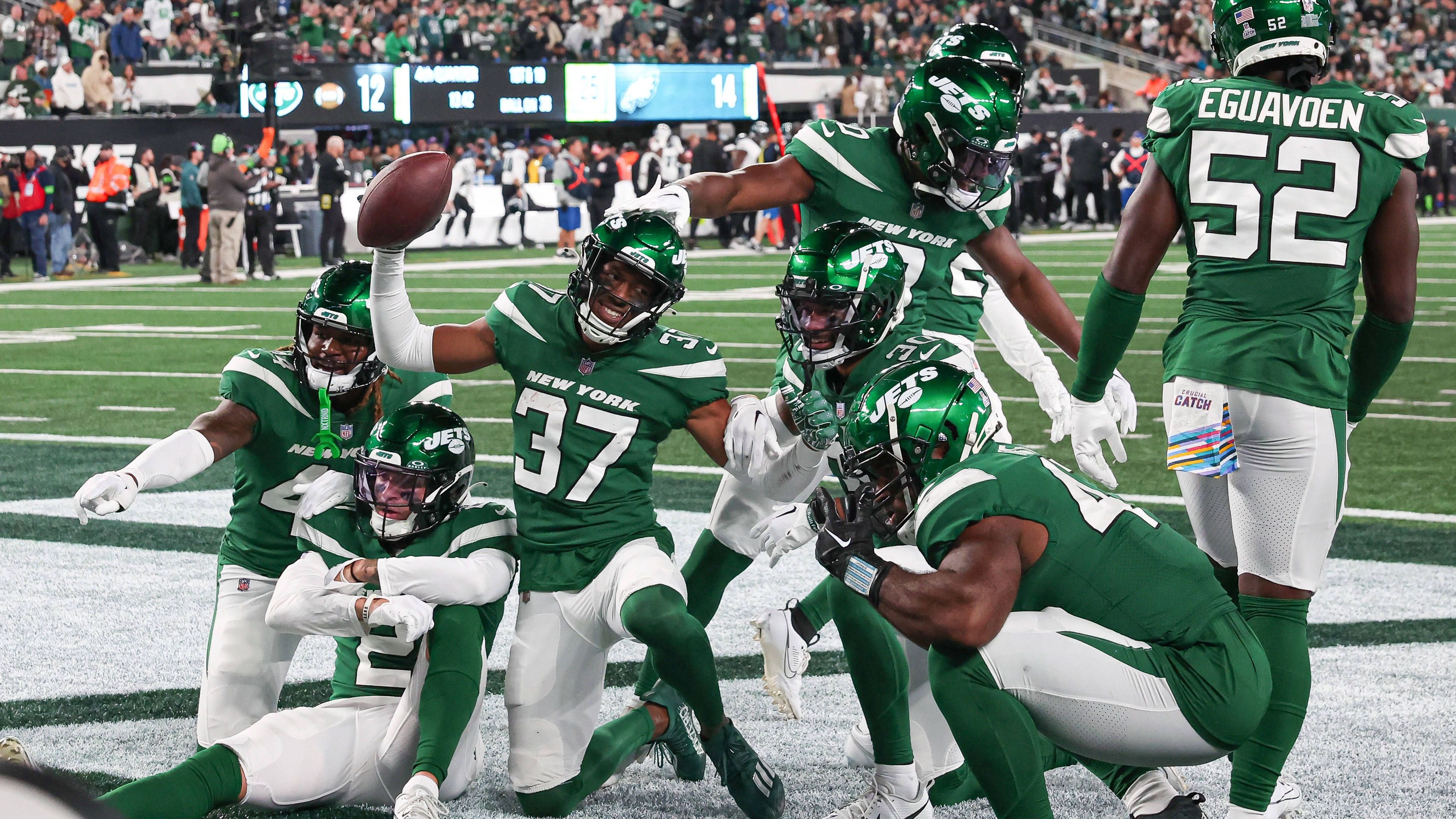 <strong>Gewinner: Jets-Defense</strong><br> Die New York Jets sorgten für einen Schocker und schlugen zum ersten Mal überhaupt die Philadelphia Eagles. Trotz mehrerer Ausfälle in der Passing Defense um Star-Cornerback Sauce Gardner hielten die Jets die potente Offense bei 14 Punkten. Philadelphias Quarterback Jalen Hurts wurden 280 Passing Yards und ein Touchdown gestattet, dazu verzeichnete er gleich drei Interceptions.