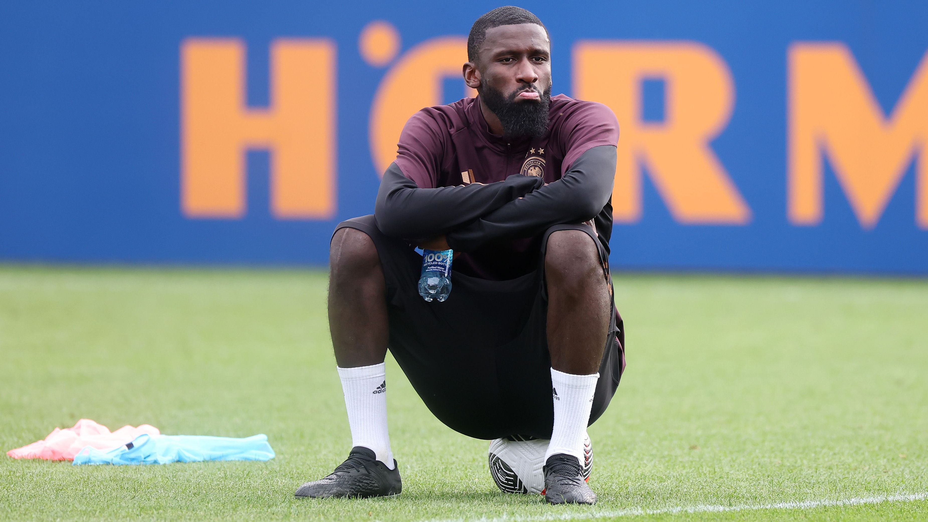 <strong>Innenverteidigung: Antonio Rüdiger</strong><br>Hummels' Partner im Defensiv-Zentrum dürfte niemand geringeres als Antonio Rüdiger werden. Der Innenverteidiger von Real Madrid bringt die nötige "Attitude" ins Defensiv-Spiel der Nationalelf. Für den FC Chelsea soll Rüdiger laut "Focus" einmal rund 36,7 km/h gesprintet sein - er bringt also auch richtig Speed mit.