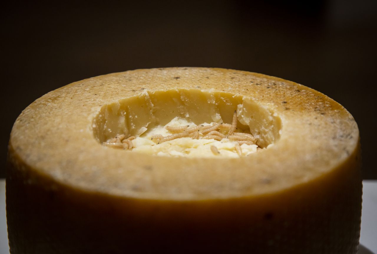 Im sardischen Käse Casu Marzu sind Maden. Sie werden einfach mitgegessen. 