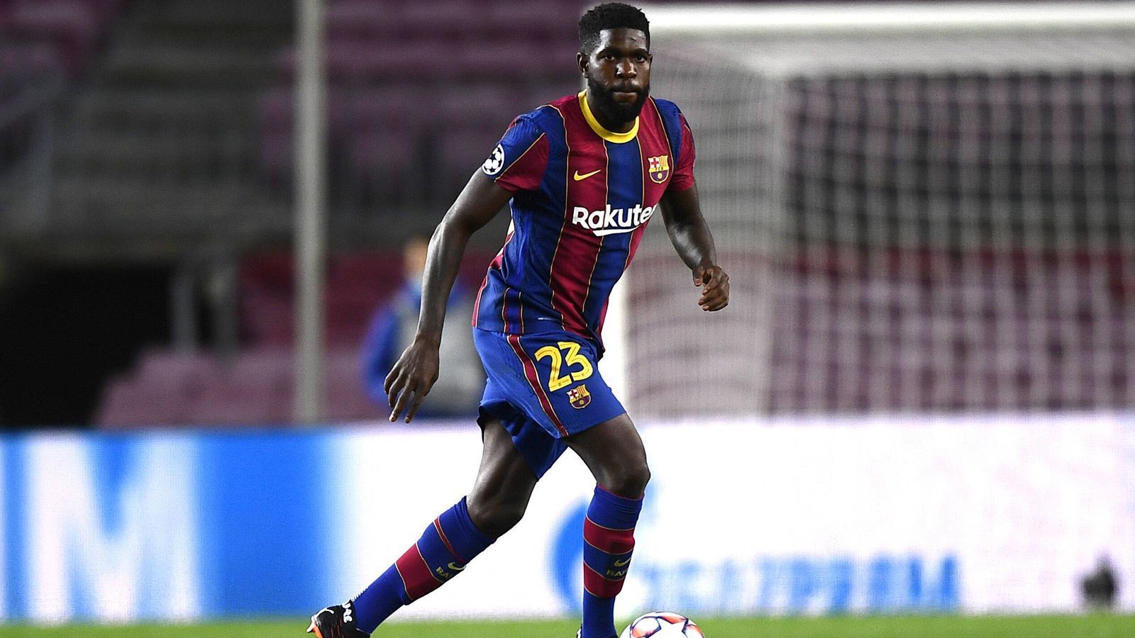 
                <strong>Samuel Umtiti</strong><br>
                Innenverteidiger Samuel Umtiti ist ein weiterer Spieler, der immer wieder mit Verletzungsproblemen zu kämpfen hat und seiner Form hinterherläuft. Der 27-Jährige kam seit Sommer 2018 gerade einmal zu 29 Liga-Einsätzen. Der Vertrag des französischen Nationalspielers läuft noch bis Sommer 2023. Sein Marktwert soll bei 12 Millionen Euro liegen. Auch wenn Trainer Ronald Koeman von einer Vierer- auf eine Dreierkette umgestellt hat und somit einen weiteren Innenverteidiger benötigt, scheint Umtiti keine große Rolle mehr zu spielen.
              