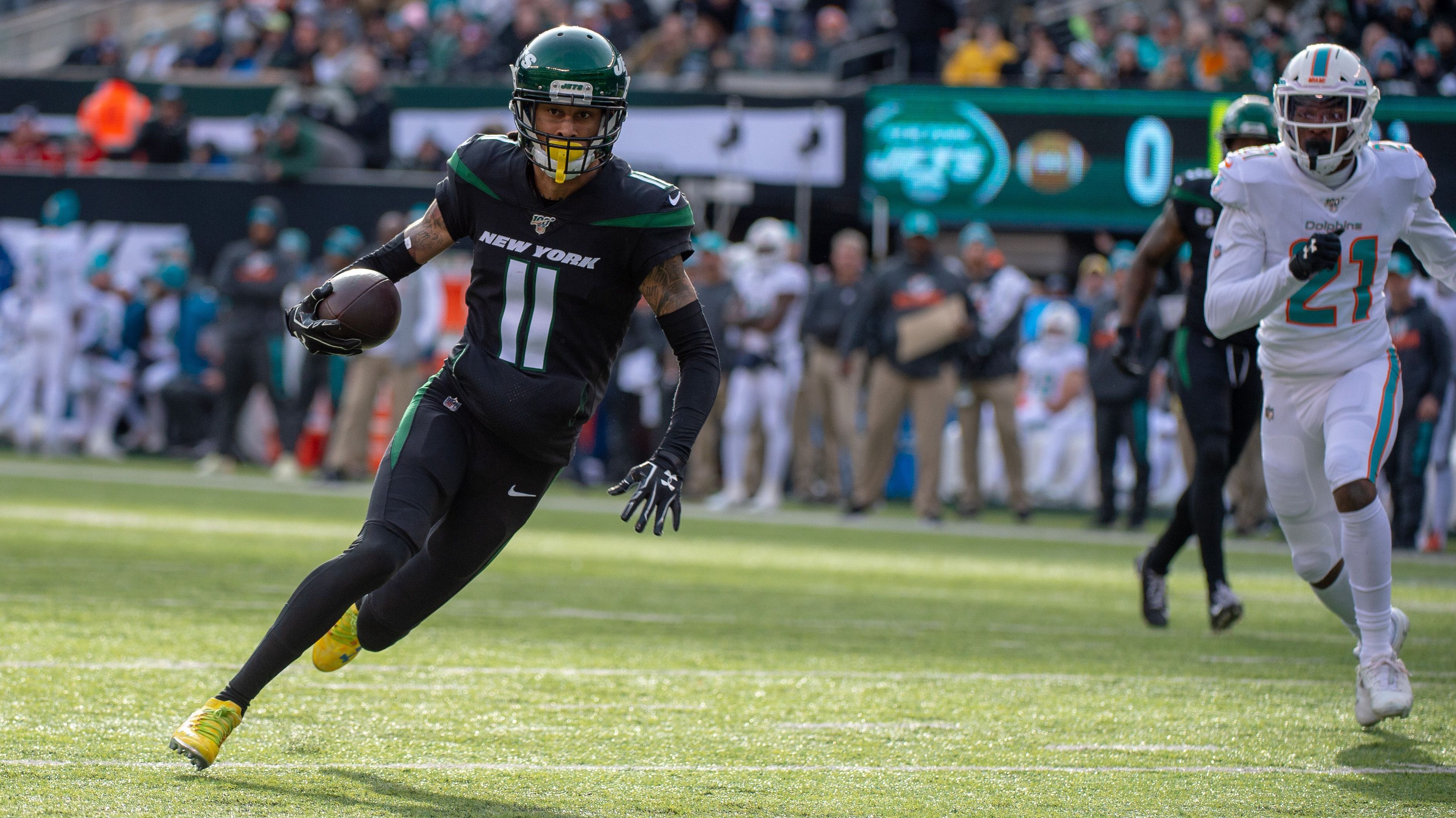 <em><strong>Robbie Chosen (Washington Commanders)</strong><br>Die Commanders verstärken ihren Receiver-Room mit <em>Routinier Robbie Chosen</em>. Der 32-Jährige, der seine erfolgreichsten Jahre bei den Carolina Panthers und den New York Jets hatte, unterschreibt in<em>&nbsp;Washington</em>s Practice Squad. Nach einem weniger erfolgreichen Abstecher zu den San Francisco 49ers wagt Chosen nun einen weiteren Anlauf in der NFL.</em>