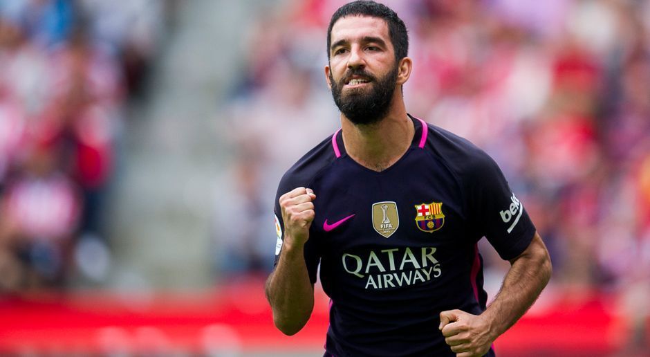 
                <strong>Arda Turan (FC Barcelona)</strong><br>
                Auch Arda Turan könnte es nach China ziehen: Wie die türkische Zeitung "Fanatik" berichtet, bereitet Guangzhou Evergrande ein Angebot für den Mittelfeldspieler  vom FC Barcelona vor. 50 Millionen Euro will der Klub aus Fernost offenbar für einen Transfer des Türken bezahlen. Schon im Sommer hatte Turan selbst bestätigt, dass er ein Angebot aus China vorliegen habe - damals hatte Barca den Wechsel jedoch verhindert.
              