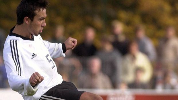 
                <strong>Fritz-Walter-Medaille</strong><br>
                Gleich zweimal, 2005 in der Kategorie U17, sowie 2006, in der Kategorie U18, erhält Evljuskin die vom DFB damals neu geschaffene Fritz-Walter-Medaille für besondere Leistungen im Nachwuchsbereich. Evljuskin gilt als Mega-Talent, wird von Trainern und Mitspielern gar "Kaiser" genannt.
              