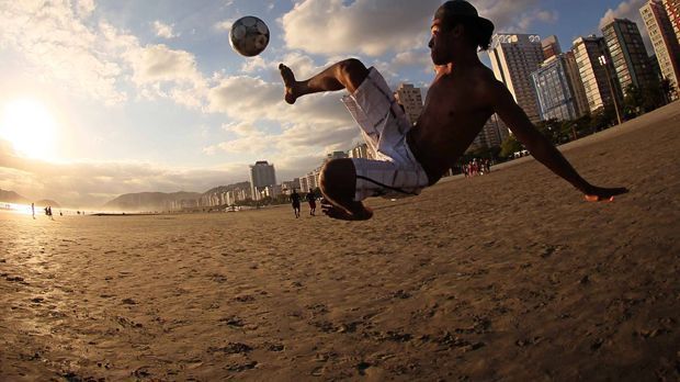 
                <strong>Fußballkunst</strong><br>
                Auch wenn die Sonne langsam untergeht, bleibt der Fußball weiter akrobatisch in der Luft. An der Küste von Santos, einer der bedeutendsten Hafenstädte Lateinamerikas, bleibt der Fußball nicht am Boden. 
              