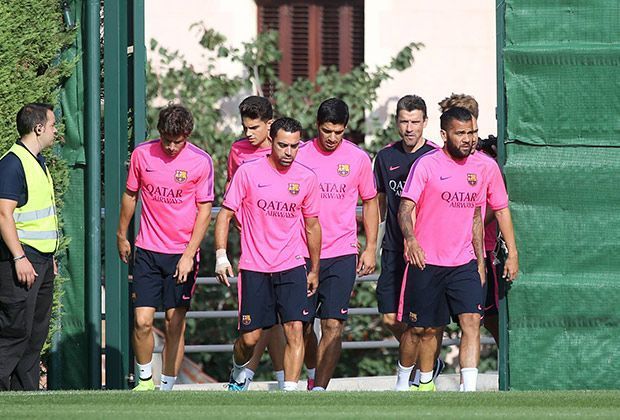
                <strong>Erstes Suarez-Training in Barcelona</strong><br>
                Der erste Trainings-Tag für Luis Suarez beim FC Barcelona. Einen Tag nach dem CAS-Urteil betritt der Uruguayer mit seinen neuen Kollegen den Platz - ran.de hat die Bilder.
              