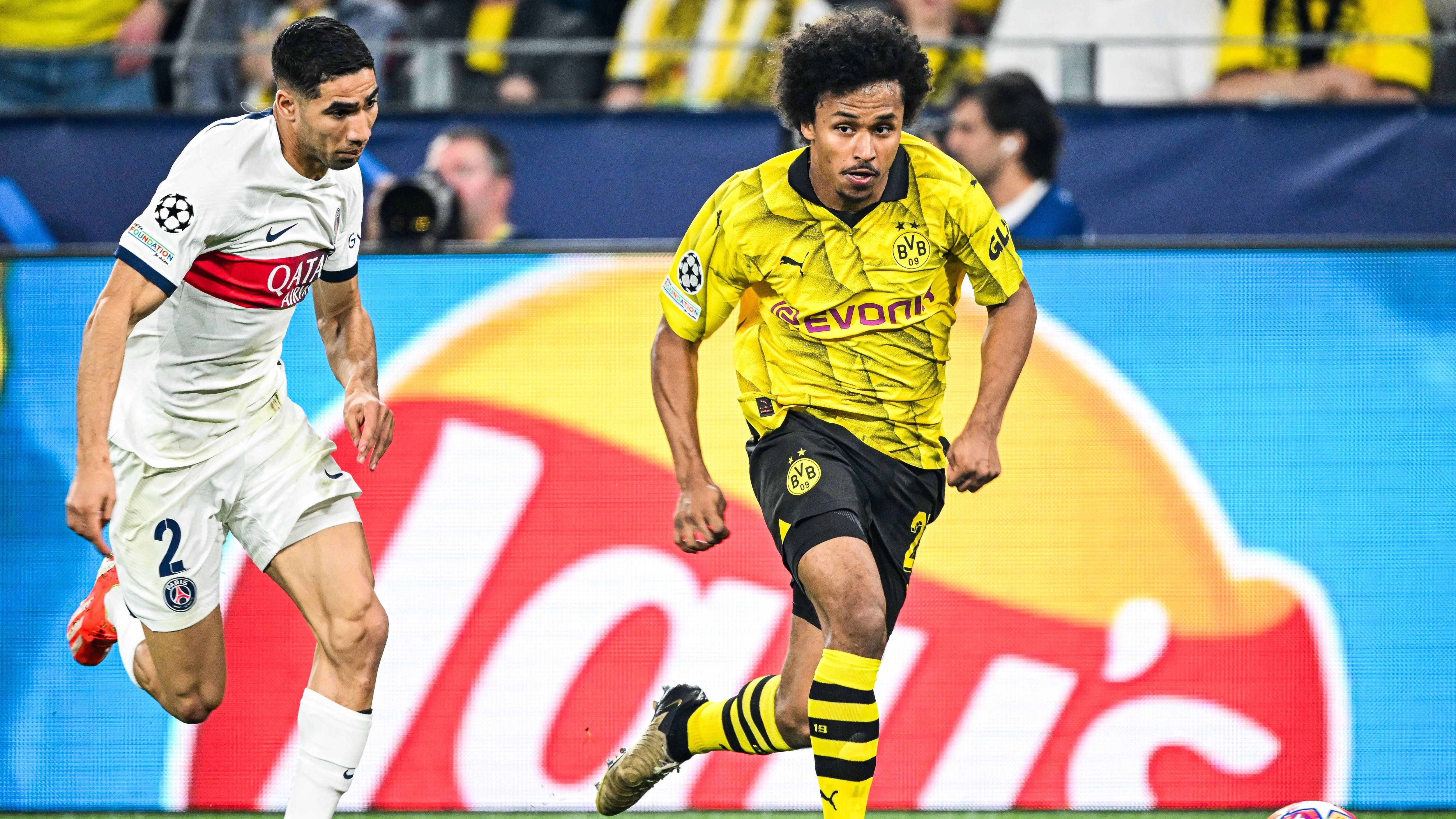 <strong>Karim Adeyemi (Borussia Dortmund)</strong><br>Immer wieder mit Szenenapplaus bedacht, weil er mit unermüdlichen Sprints nach hinten ackert. Liefert sich mit den ehemaligen Dortmunders Hakimi und Dembele epische Sprintduelle auf Augenhöhe. Erfüllt seine taktische Sonderrolle mit Bravour. Nach 82 Minuten geht er entkräftet vom Feld, ein heimlicher Matchwinner.&nbsp;<strong><em>ran</em>-Note:</strong>&nbsp;<b>2</b>