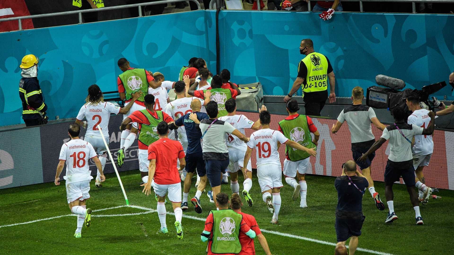
                <strong>Mundo Deportivo (Spanien) </strong><br>
                "Schweiz schickt Frankreich weg. Mbappé verschiesst den entscheidenden Elfmeter in einer pulsierenden, hin und her gehenden Begegnung."
              