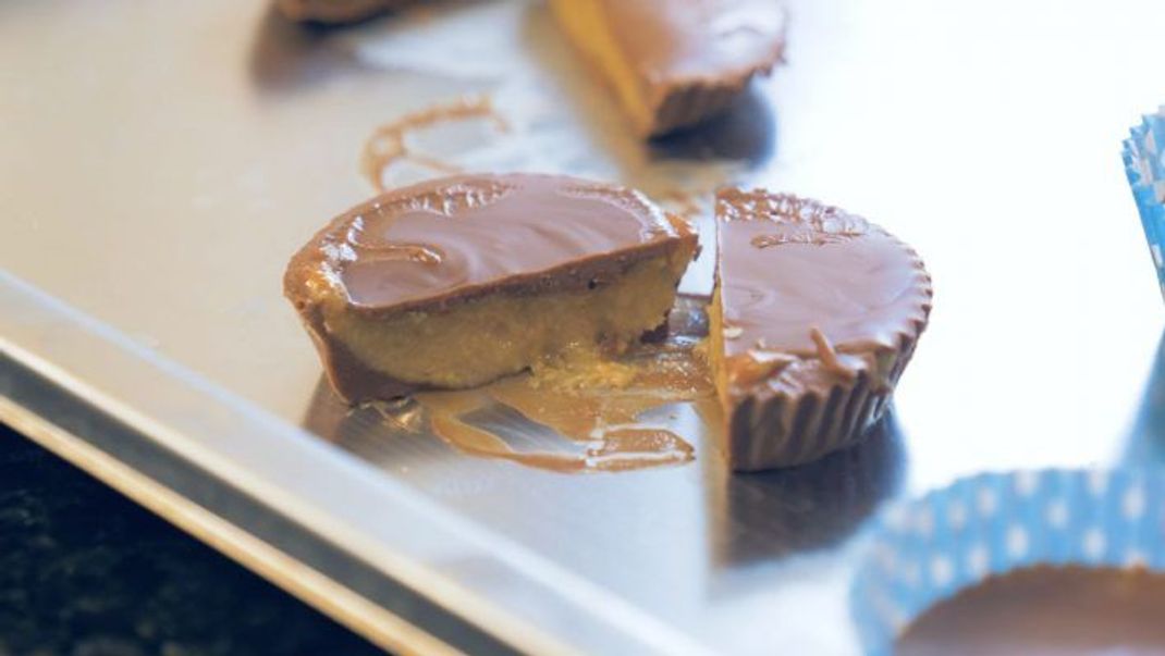 Peanutbutter-Cups mit cremiger Füllung - einfach zum Anbeißen!