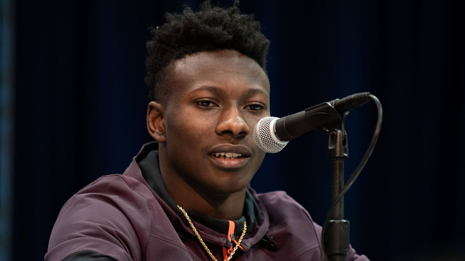 
                <strong>Marquise Brown (Oklahoma)  </strong><br>
                Marquise Brown ist der Cousin von Star-Receiver Antonio Brown, der kürzlich von den Pittsburgh Steelers zu den Oakland Raiders gewechselt ist. Marquise' Spitzname lautet "Hollywood"! Er hat zwar nur zwei Spielzeiten am College verbracht, aber in dieser kurzen Zeit voll überzeugt. Alleine in der vergangenen Saison kam er auf starke 1318 Receiving-Yards und 10 Touchdowns. Er ist sehr schnell und somit ein Mann für die tiefen Pässe. Seine fehlende Körpergröße von nur 1,78 Meter scheint kein Makel zu sein. Zur Erinnerung: Antonio Brown ist genauso groß und gilt als der vielleicht beste Passempfänger der NFL. Einen Unterschied wird es aber wohl geben: Während Antonio 2010 erst in der sechsten Runde gedraftet wird, gilt Marquise als ein Kandidat für die 1. oder 2. Runde.     
              