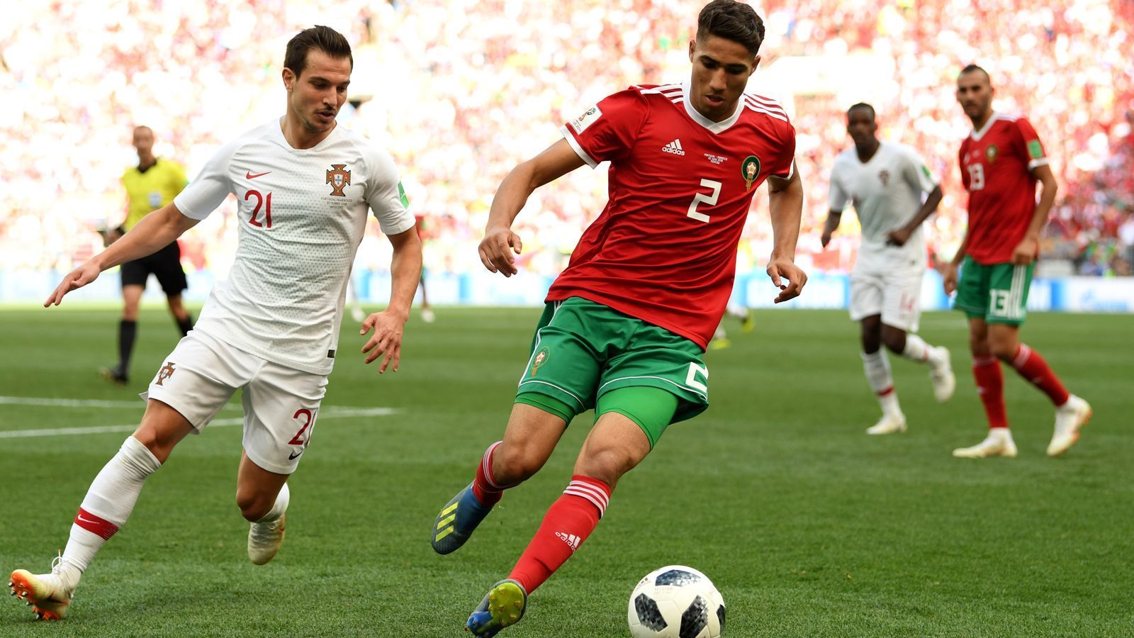 
                <strong>Achraf Hakimi (Marokko)</strong><br>
                Sieglos, aber dank guter Auftritte erhobenen Hauptes verabschiedete sich Marokko aus der WM. Einen guten Eindruck hat auch Außenverteidiger Achraf Hakimi hinterlassen, der in allen drei Partien durchspielte. Bei seinem Klub Real Madrid hat der 19-Jährige keine Chance auf viel Einsatzzeit. Nun winkt auch dank der starken WM ein Wechsel zu Borussia Dortmund.
              