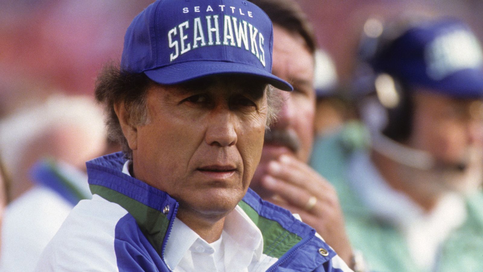 
                <strong>Tom Flores, Coach</strong><br>
                Flores coachte die Oakland/Los Angeles Raiders von 1979 bis 1987 und gewann mit der Franchise dreimal den Super Bowl. Als Spieler holte er ebenfalls einmal den Super Bowl. Zusammen mit Mike Ditka ist er zudem der einzige Coach, der als Spieler, Assistant und Head Coach die Vince Lombardi Trophy gewinnen konnte.
              