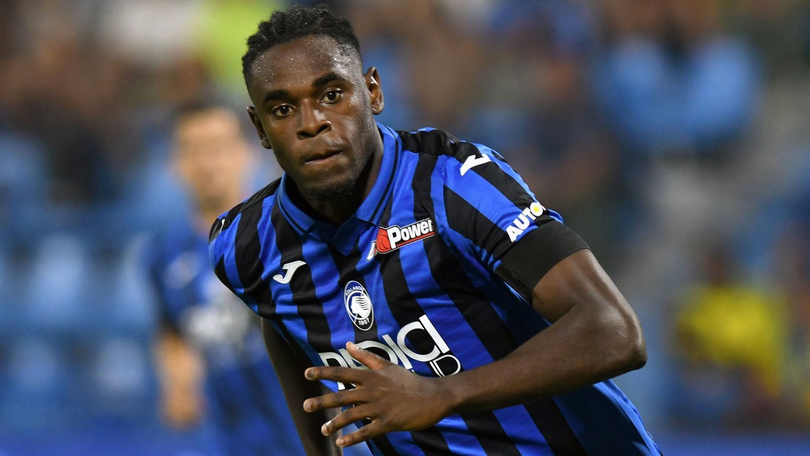 
                <strong>Duvan Zapata</strong><br>
                Dass Atalanta die Premiere in der Königsklasse feiert, hat zu einem großen Teil mit dem Kolumbianer Duvan Zapata zu tun. Der Stürmer spielte in der zurückliegenden Saison in der Form seines Lebens, erzielte 23 Serie-A-Treffer und wurde hinter Fabio Quagliarella (26 Saisontreffer) Zweiter der Torschützenliste. Bitter für Zapata: Nachdem er sein Team in die Champions League ballerte, schlug das Verletzungspech zu. Wegen einer Adduktorenverletzung verpasste der 28-Jährige vier von sechs Spiele in der Gruppenphase und kam im Achtelfinal-Hinspiel gegen Valencia nur zu einem Kurzeinsatz. Zumindest in der Serie A ist Zapata weiterhin Leistungsträger, hat in 14 Spielen acht Tore und sechs Vorlagen beigetragen. Mittlerweile hat Atalanta den Angreifer fest von Sampdoria Genua verpflichtet. Mit Leihgebühr und Ablöse soll Zapata insgesamt 26 Millionen Euro gekostet haben - Vereinsrekord für Bergamo.
              